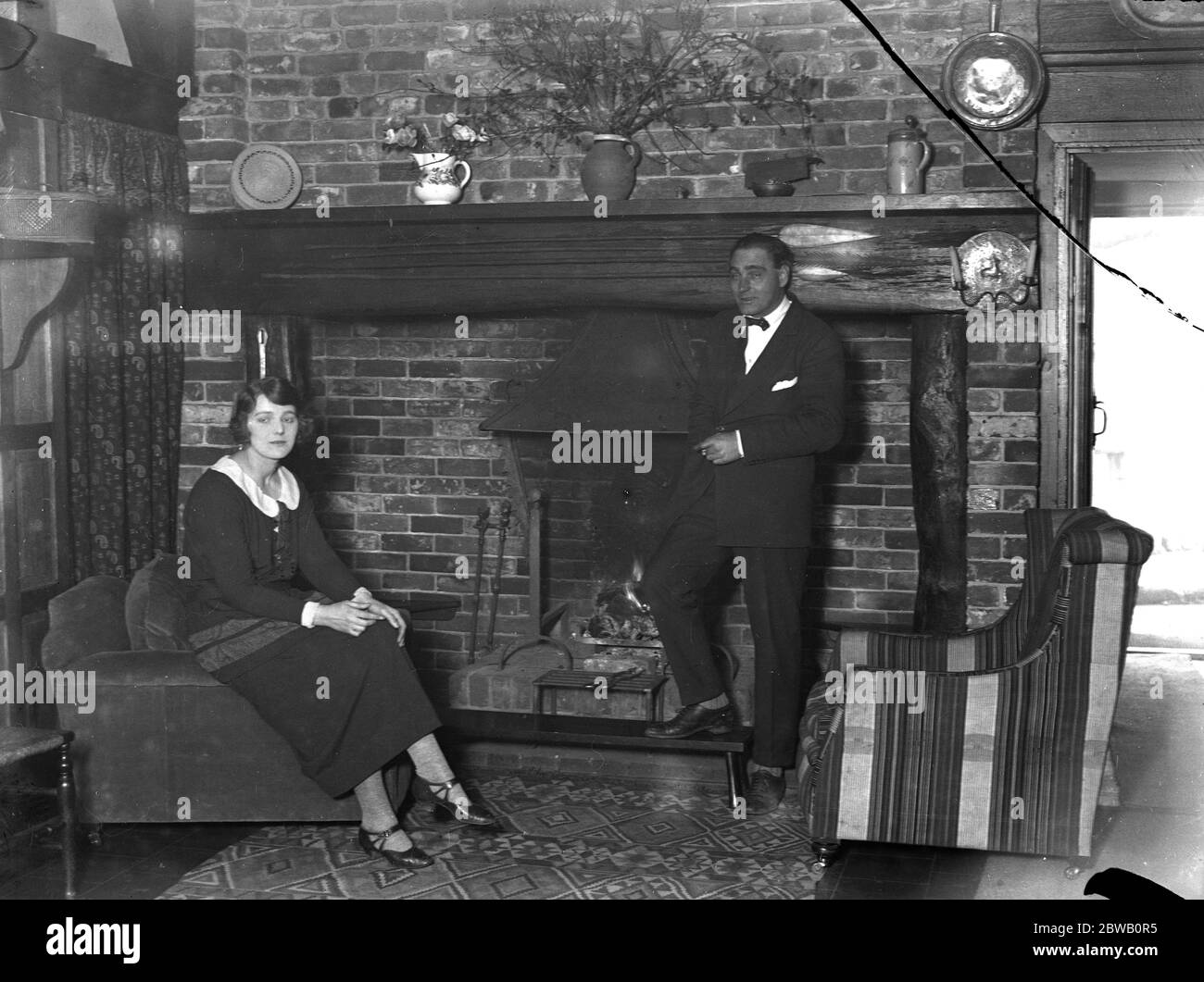 Le star del cinema , Henry Edwards e Miss Chrissie White a casa loro a Chobham , Surrey . 1 febbraio 1924 Foto Stock