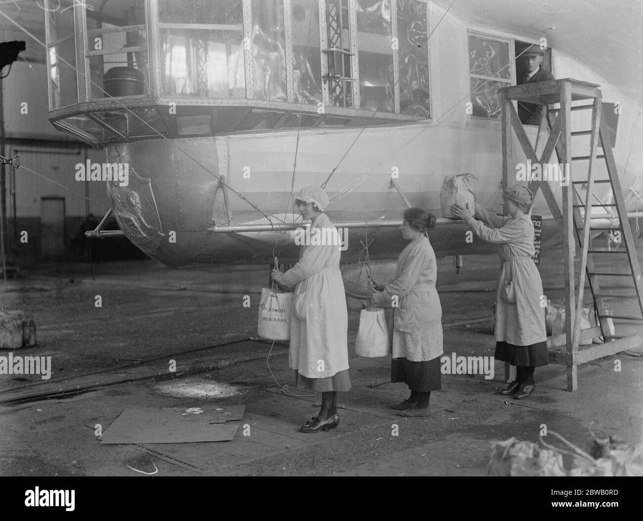 R36 pronto per il lancio a Inchinnan Donna lavoratori piazzando sacchi di zavorra sulla nave 19 marzo 1921 Foto Stock