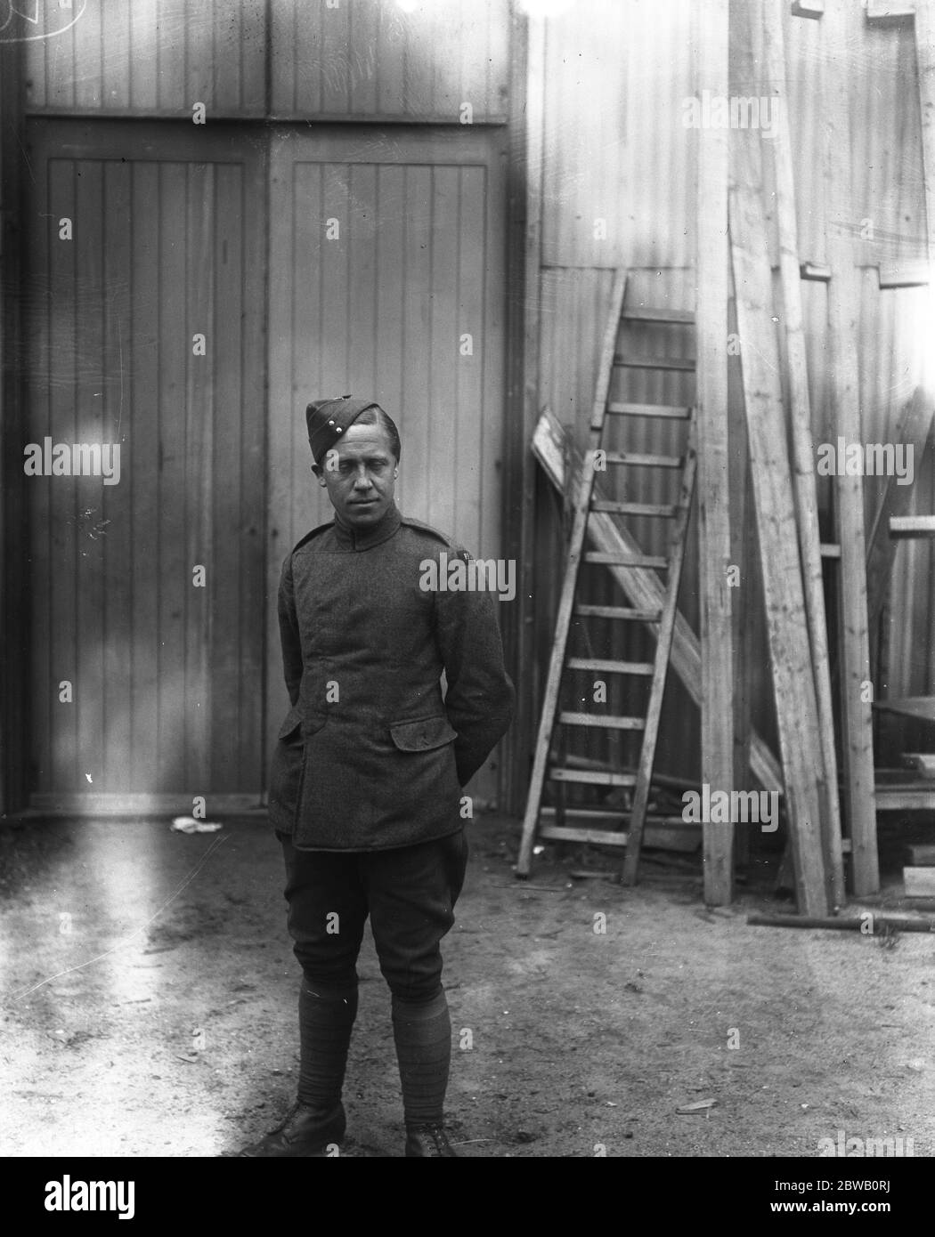 ' Everybody' s Business' un film sull'economia alimentare. Ralph Dewsbury , che ha ottenuto il permesso dall' esercito di dirigere il film . 1917 Foto Stock