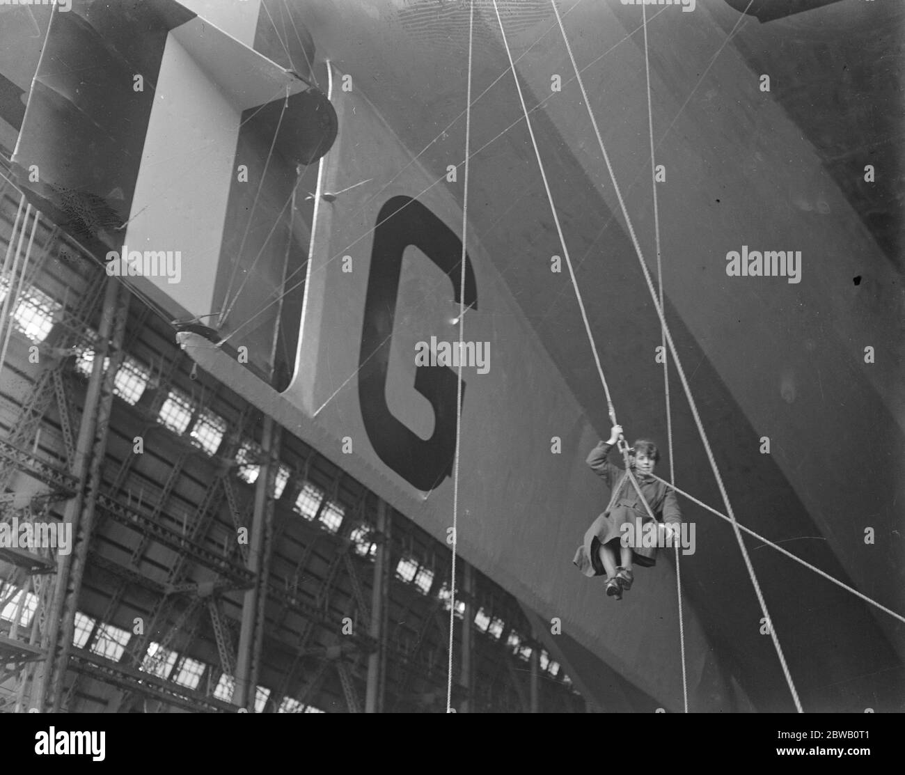 R 36 pronto per il lancio a Inchinnan una delle lavoratrici 19 marzo 1921 Foto Stock