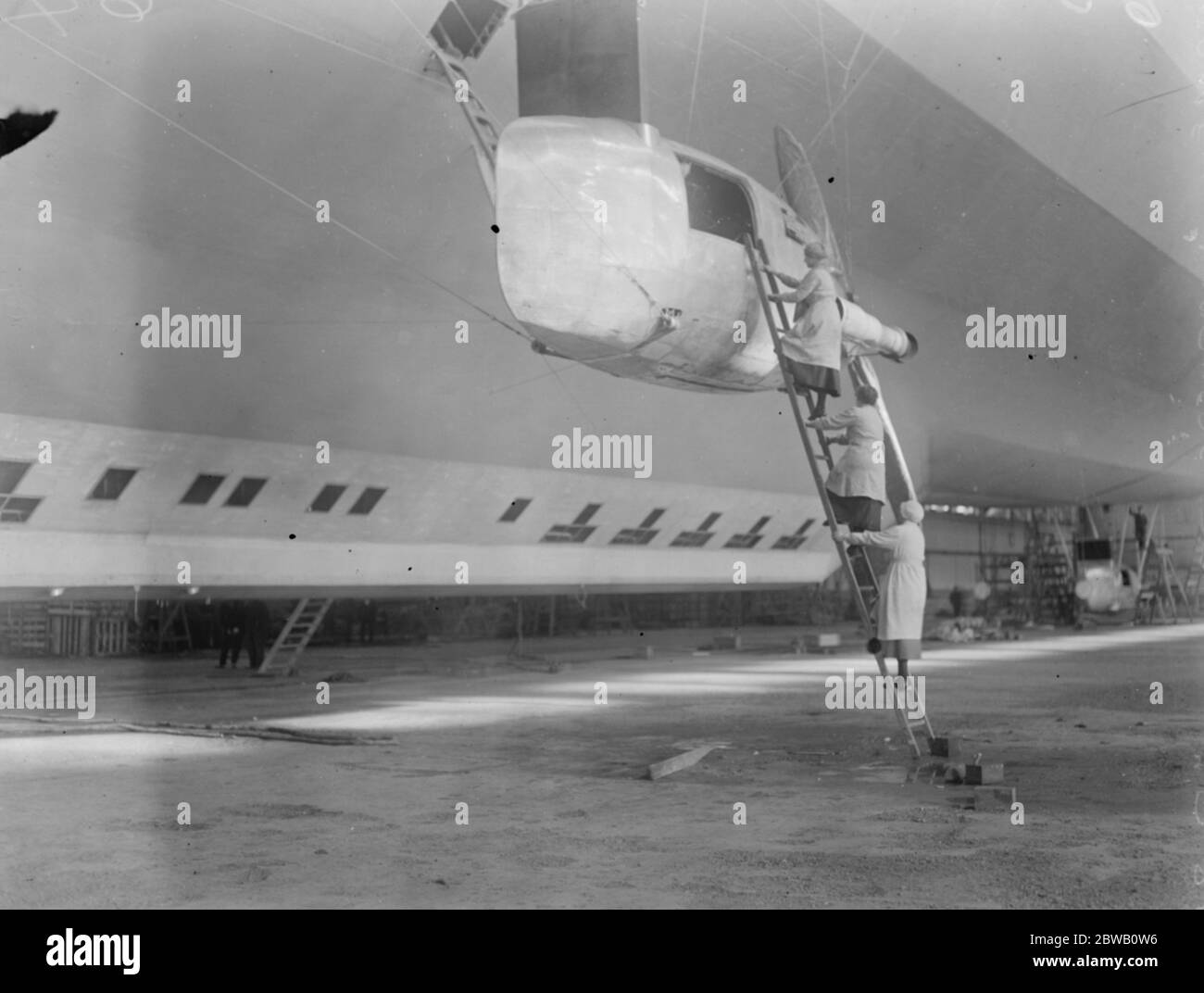 R36 pronto per il lancio a Inchinnan Woman lavoratori che mettono il tocco finale alla nave aerea 19 marzo 1921 Foto Stock