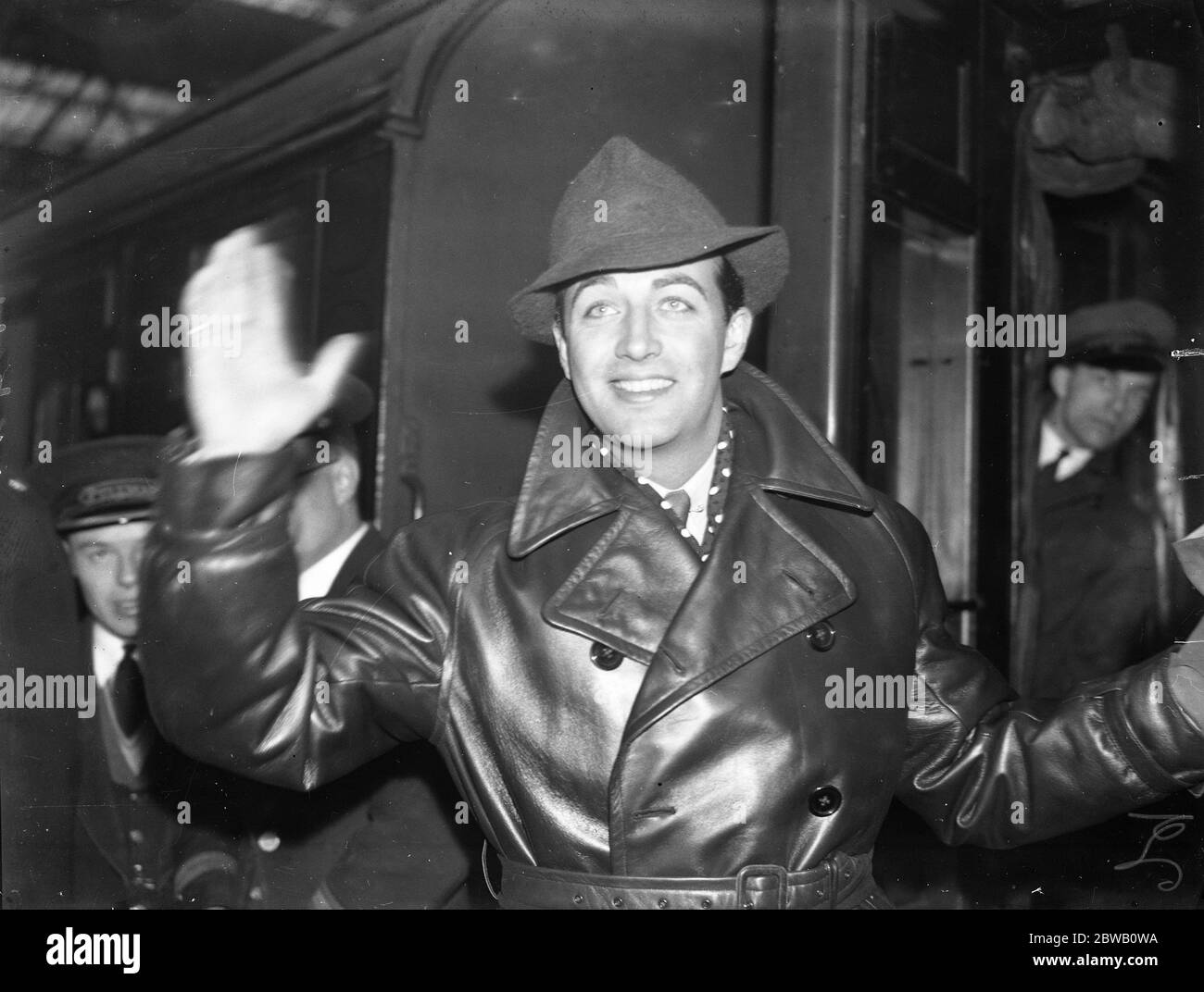 Alla stazione di Waterloo, ritornando negli Stati Uniti, Robert Taylor, la star del cinema statunitense. 8 dicembre 1937 Foto Stock