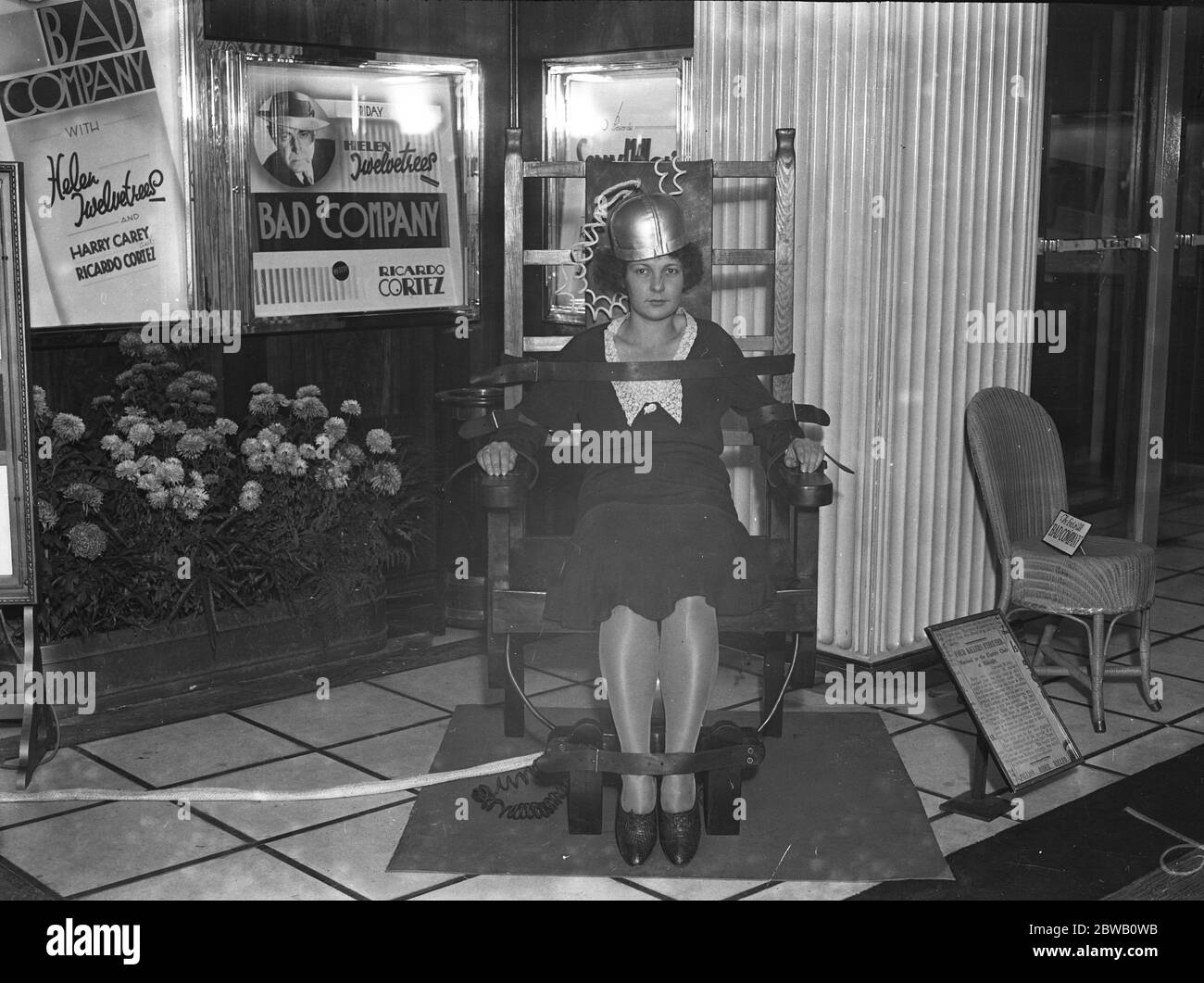 Al RKO Cinema Theatre , Leicester Square , Londra , la sedia elettrica in mostra . Gli ufficiali rispondono ai gangster . 21 ottobre 1931 Foto Stock