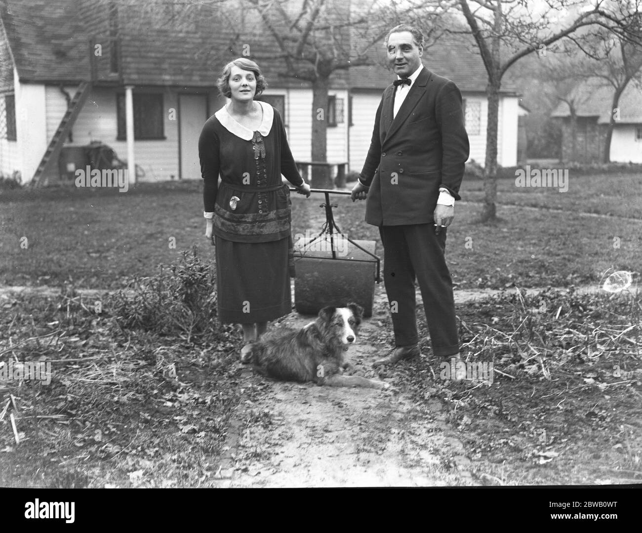 Sposo e star del cinema, il signor Henry Edwards e Miss Chrissie White al loro vecchio cottage inglese a Chobham , Surrey . 1 febbraio 1924 Foto Stock