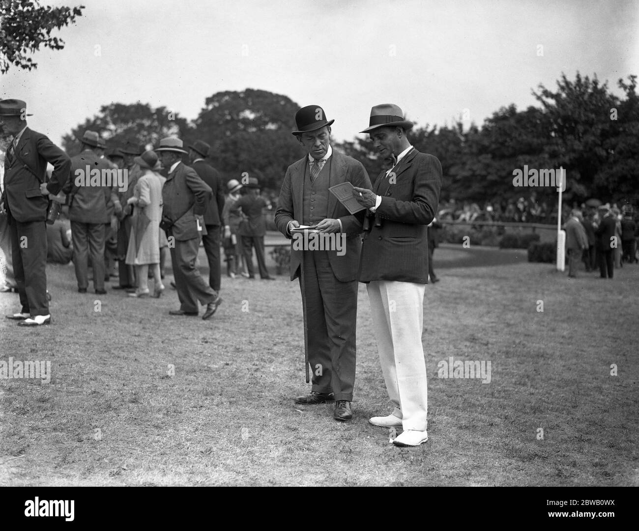 Henry Edwards , (a destra) la famosa star del cinema inglese , fotografata all'ippodromo di Sandown Park . 20 luglio 1929 Foto Stock