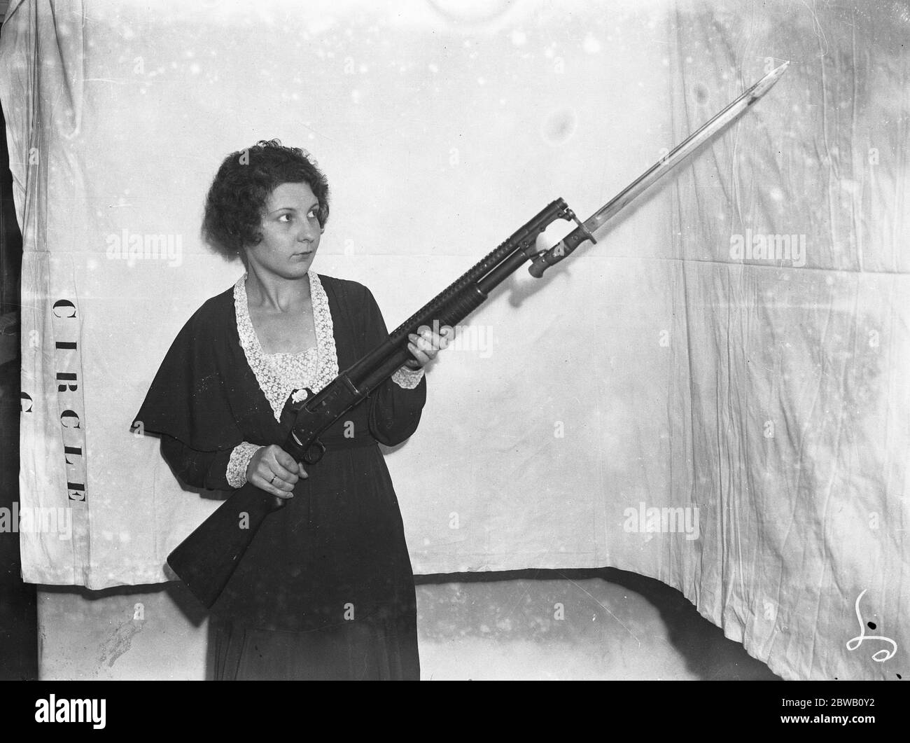 Al RKO Cinema Theatre , Leicester Square , Londra , è in mostra una collezione di armi da gangster americane . Un fucile americano Warders automatico, ripetendo' Winchester', usato in servizio di guardia carceraria nelle carceri di stato americane e in tempi di rivolta. Sparando cartuccia di colpo , si noterà che questo fucile ha anche una baionetta fissata . 21 ottobre 1931 Foto Stock