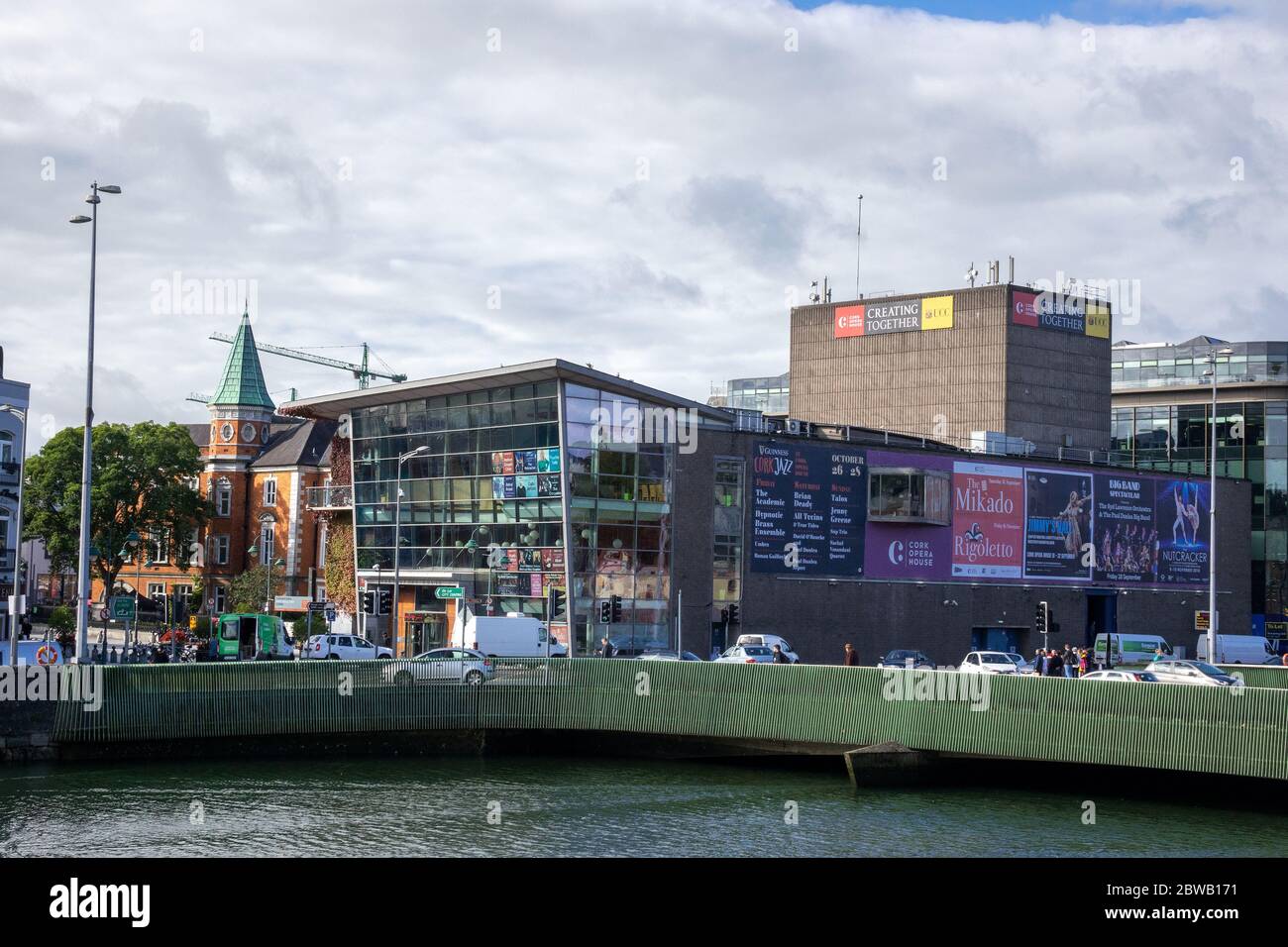 Esterno dell'edificio dell'Opera di Cork vicino al fiume Lee a Cork City, Irlanda Foto Stock