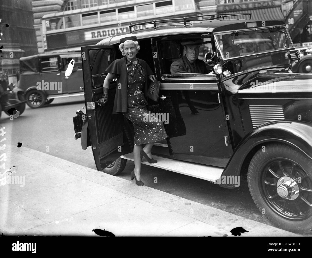 La sig.ra Rosy Barsony , la star ungherese del cinema e del palcoscenico , è ora in visita a Londra . 25 agosto 1936 Foto Stock