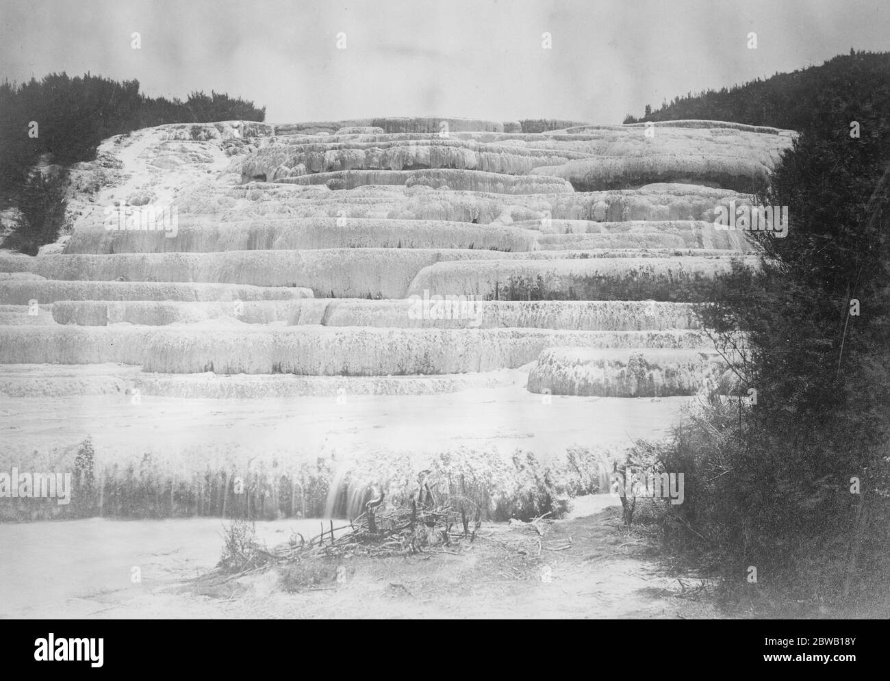 Drenando un lago per scoprire terrazze famose in tutto il mondo. Si ritiene che le famose terrazze rosa e bianche di Rotorua , precedentemente una delle più belle caratteristiche paesaggistiche della Nuova Zelanda, non siano state distrutte dall'eruzione del Monte Tarawera nel 1886 , Ma che erano solo sommersi dal lago di Toromahana , si propone quindi di drenare il lago . Le terrazze rosa . 13 gennaio 1922 Foto Stock