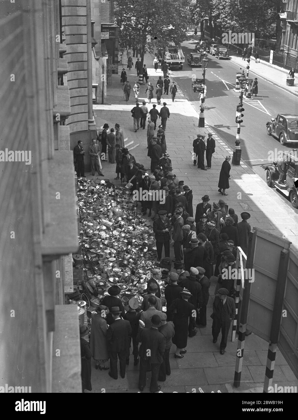 Il pubblico ha fatto la raccolta di alluminio per la conversione in aerei un enorme successo UNA grande collezione di alluminio è visto fuori Chelsea Town Hall . 11 luglio 1940 Foto Stock