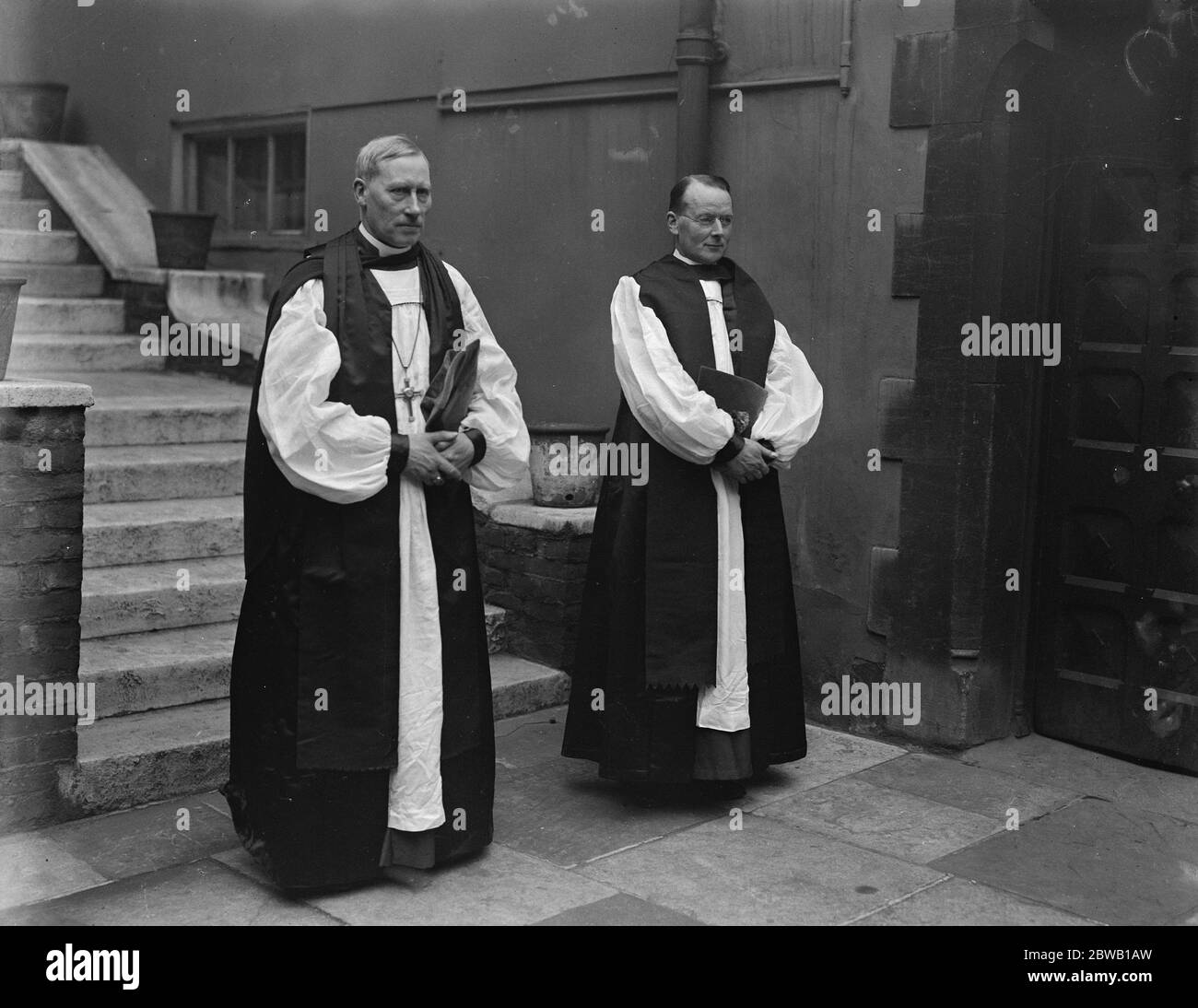 Due vescovi consacrati all'Abbazia di Westminster l'arcivescovo di Canterbury consacrò il dottor A C Headlams come vescovo di Gloucester (a destra) e il canone J H B Masterman come vescovo di Plymouth (25 gennaio 1923) Foto Stock