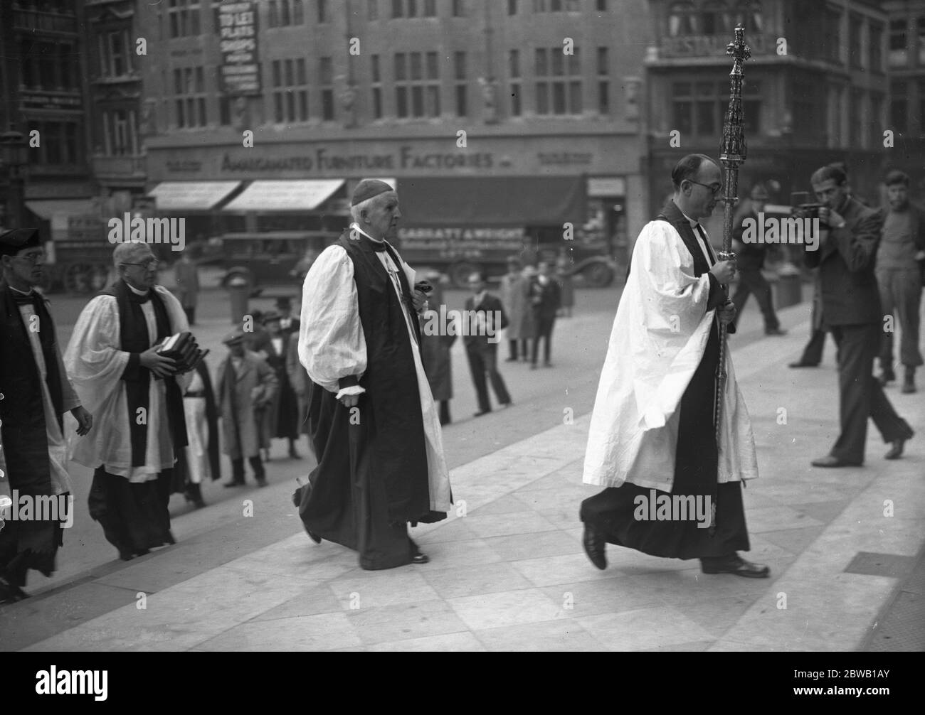 Consercrazione di un Vescovo nella Cattedrale di St Paul, Londra. L'Arcivescovo di Canterbury arriva alla cerimonia 17 ottobre 1935 Foto Stock