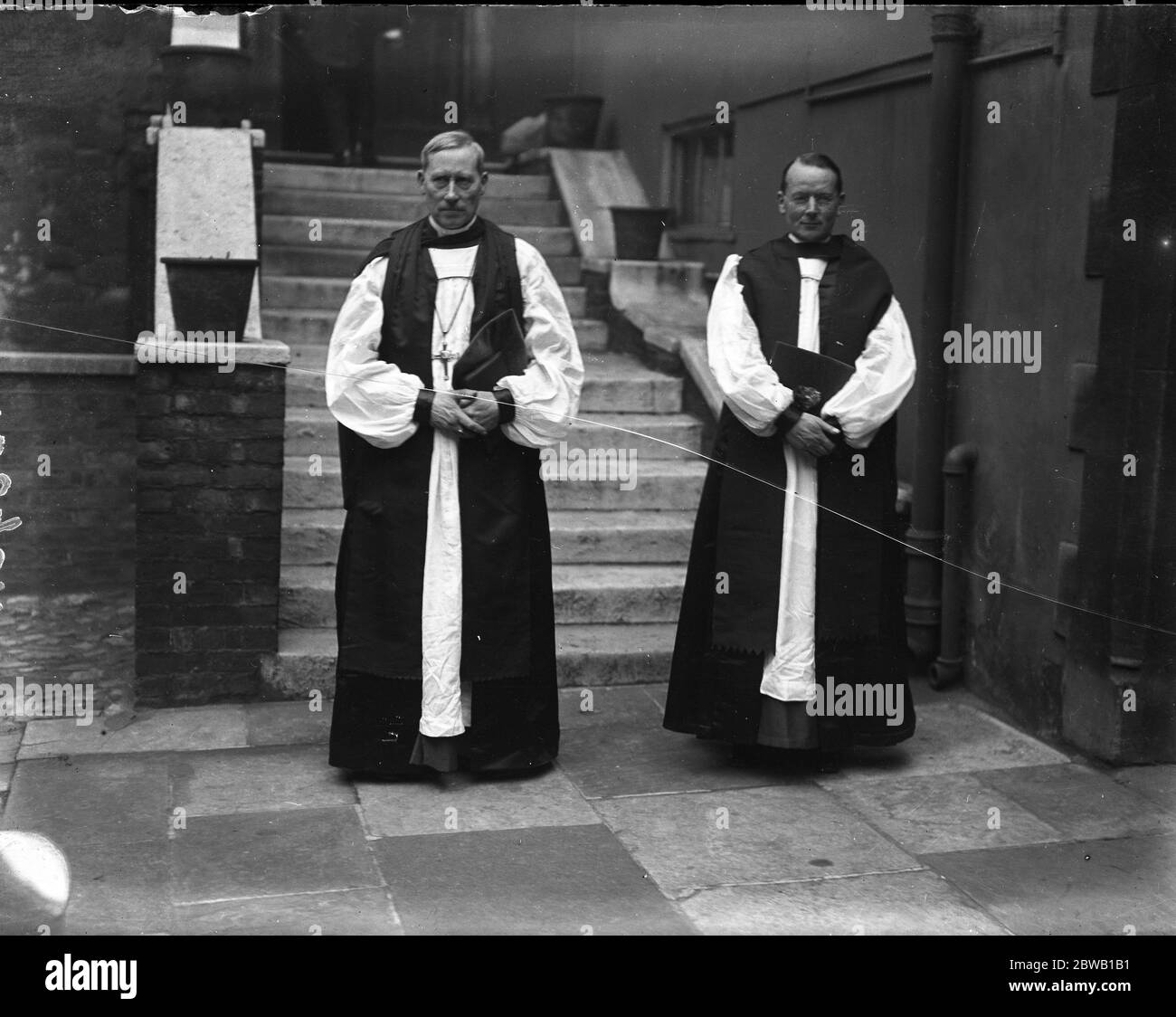 Due nuovi Vescovi consacrati a Westminster . Dr. A C Headlam ( a sinistra ) , canonico di Christchurch , Oxford , come Vescovo di Gloucester , e Dr. J H B Masterman , rettore dello sviluppo di Stoke Damerel , come primo Vescovo suffragano di Plymouth il 25 gennaio 1923 Foto Stock