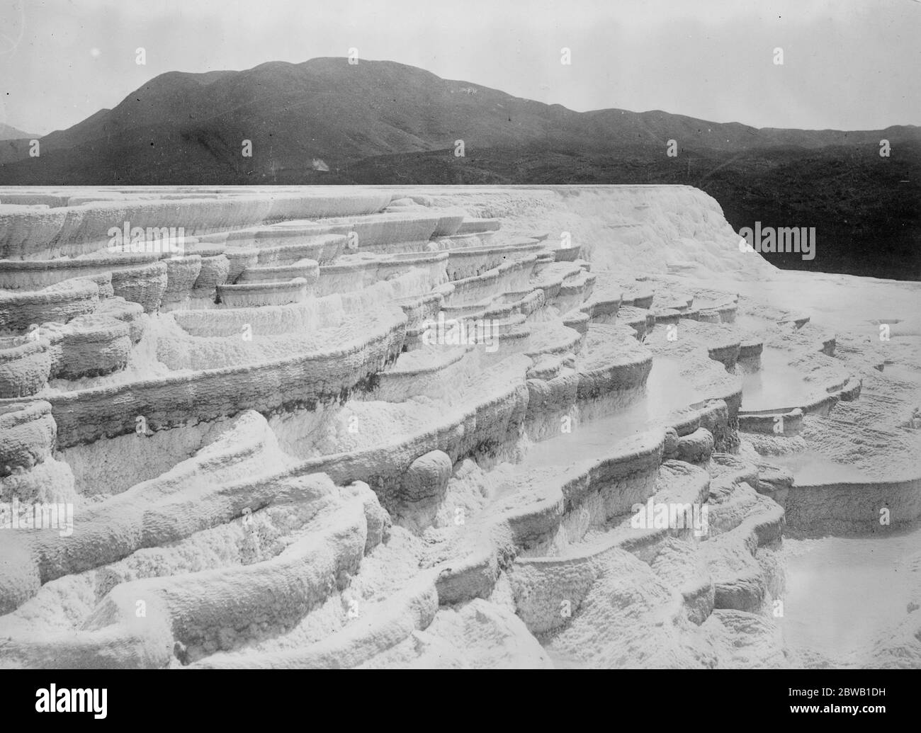 Drenando un lago per scoprire terrazze famose in tutto il mondo. Si ritiene che le famose terrazze rosa e bianche di Rotorua , precedentemente una delle più belle caratteristiche paesaggistiche della Nuova Zelanda, non siano state distrutte dall'eruzione del Monte Tarawera nel 1886 , Ma che erano solo sommersi dal lago di Toromahana , si propone quindi di drenare il lago . Una vista generale delle terrazze bianche. 13 gennaio 1922 Foto Stock