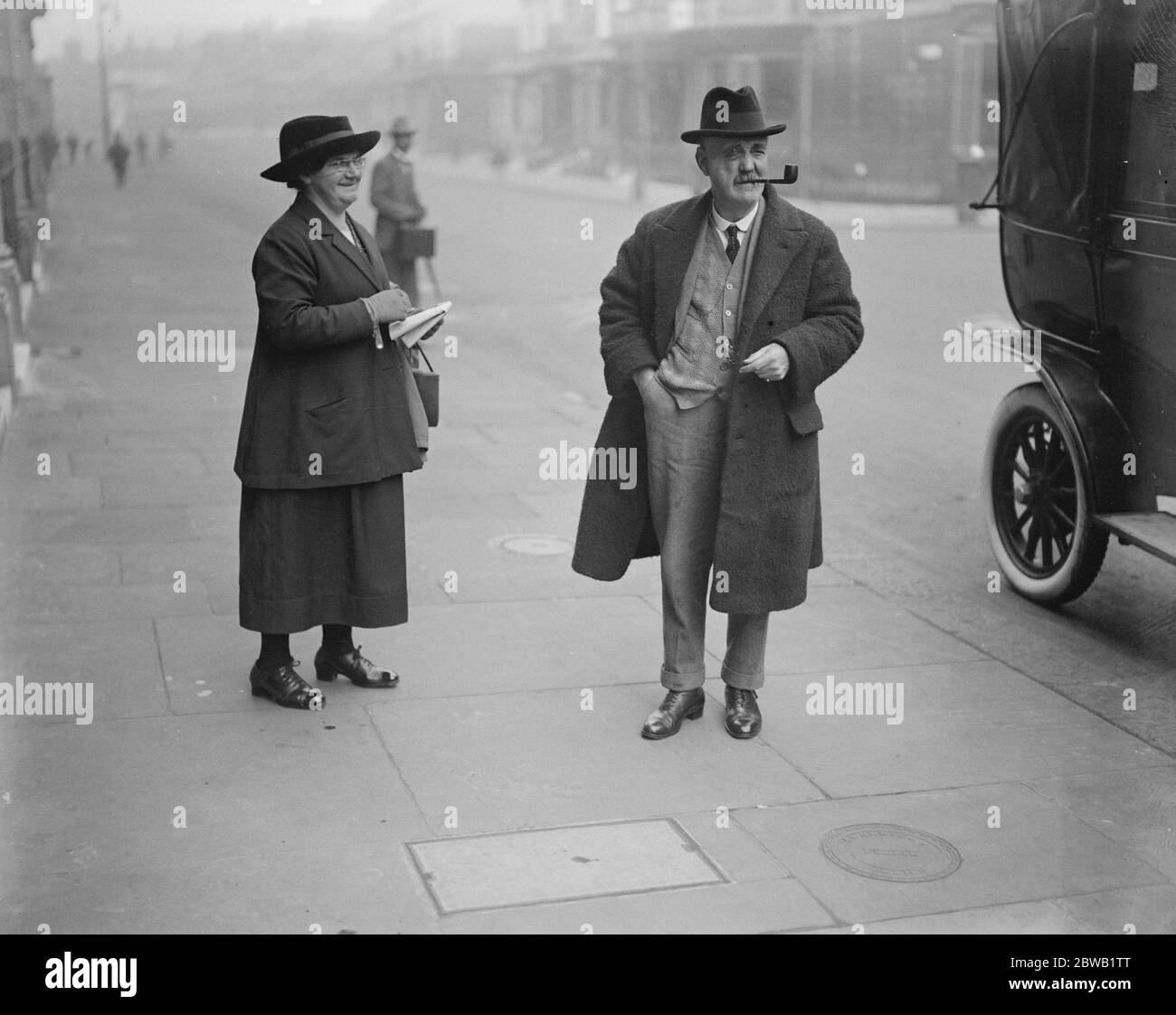 Comitato del programma elettorale del lavoro tenutosi a Eccleston Square MR J S Sexton MP in arrivo il 24 ottobre 1922 Sir James Sexton CBE Foto Stock
