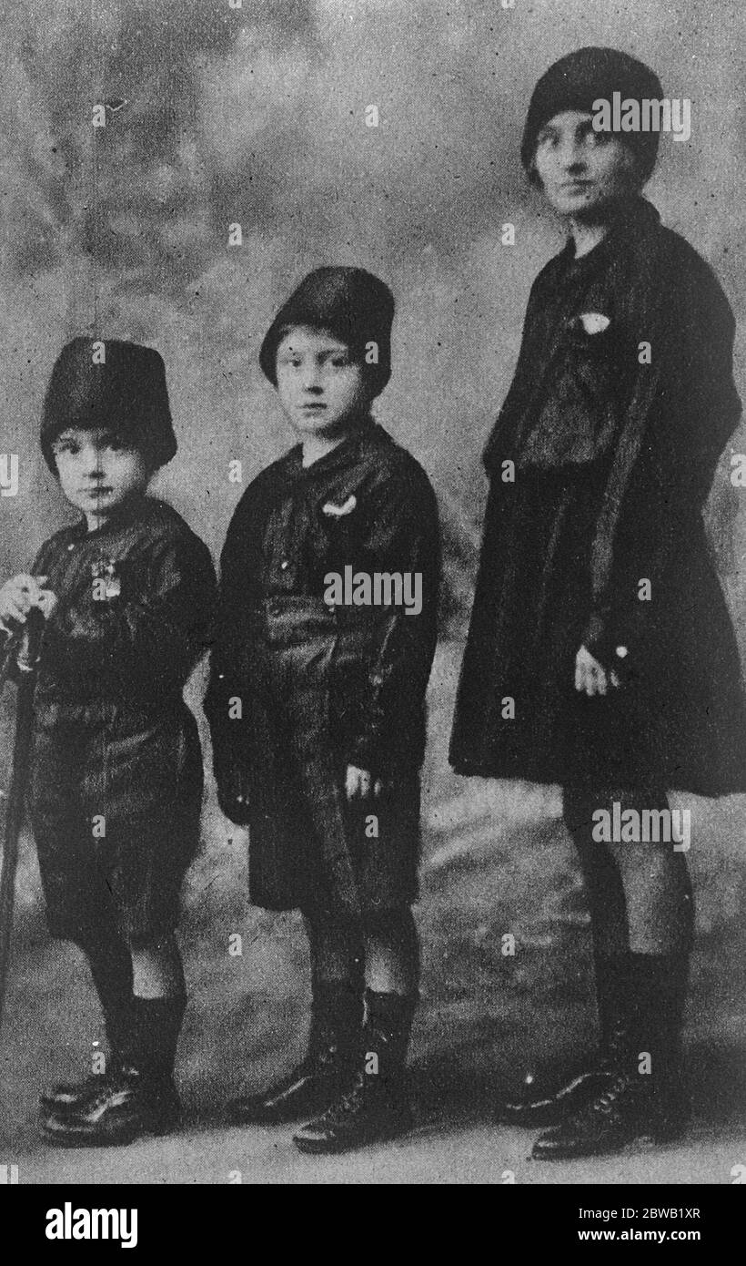 Figli dell'uomo che salvò l'Italia i tre figli di Benito Mussolini , primo Ministro italiano , che di recente ha definito come 'l'uomo che salvò l'Italia' da sinistra a destra Bruno di 4 anni, Vittoria di 6 anni ed Edna di 12 22 febbraio 1923 Foto Stock