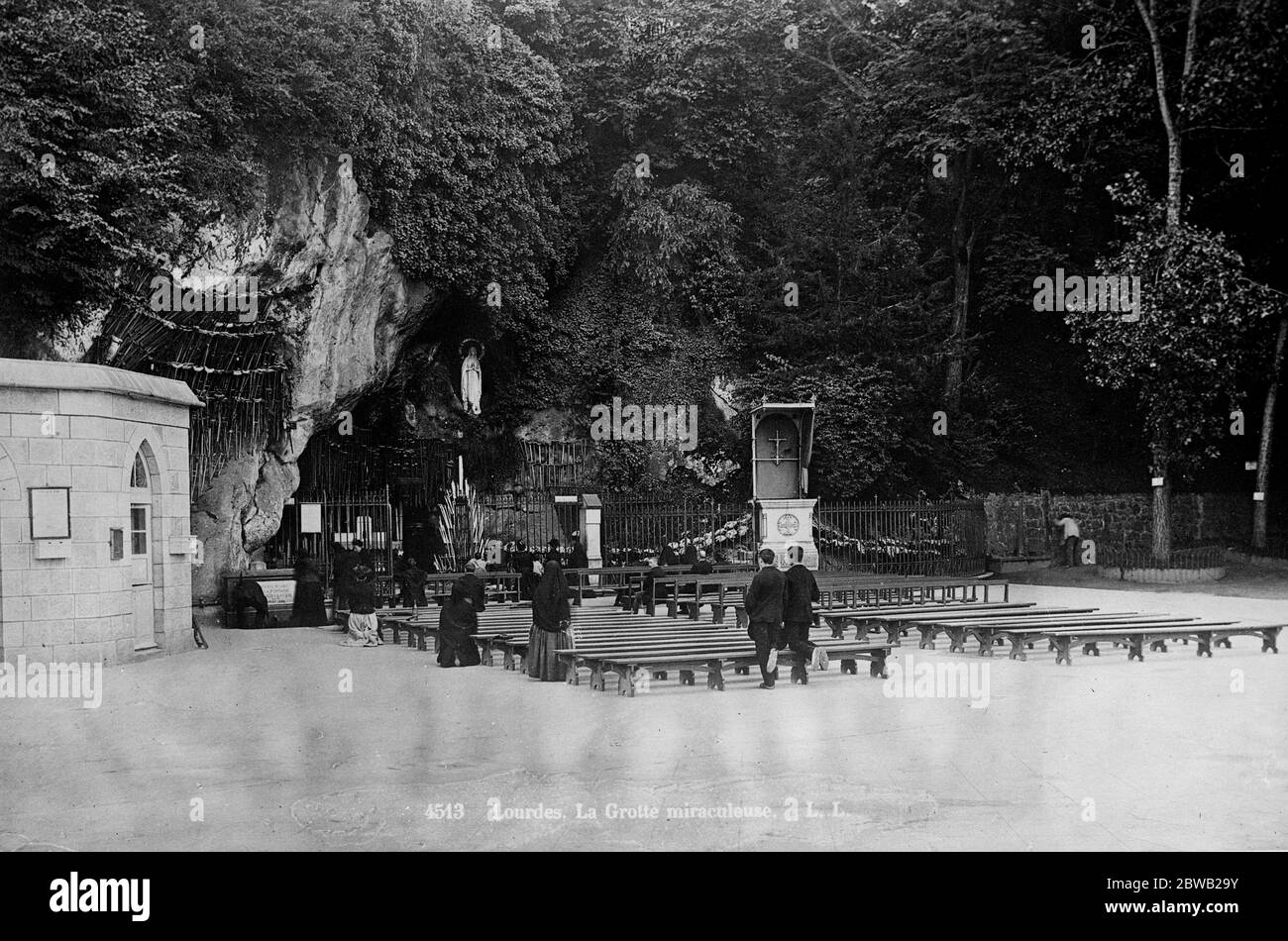 Lourdes nella Francia sud-occidentale, la Grotta miracolosa 1921 agosto Foto Stock