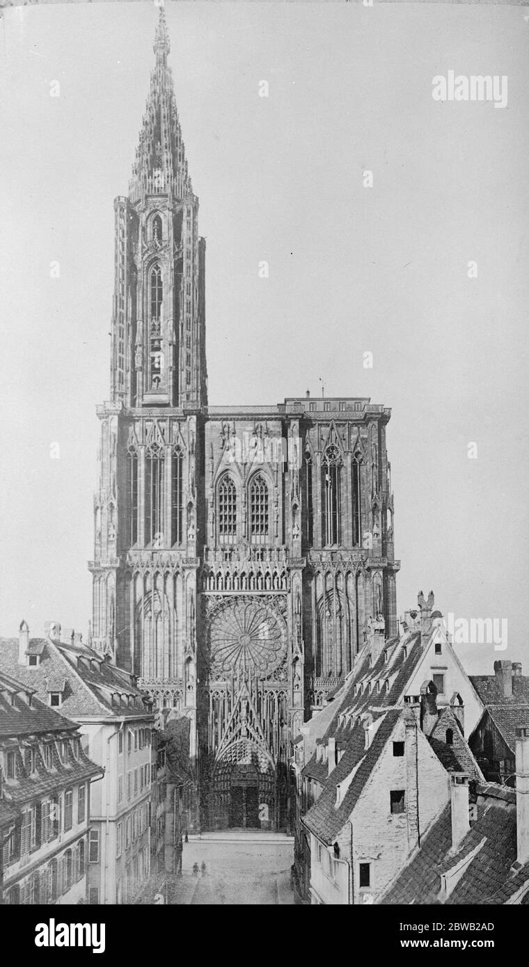 Famosa Cattedrale in pericolo di caduta è stato trovato che la fondazione che sostiene la torre principale della Cattedrale di Strasburgo in Germania sono così marcio thatt misure immediate sono necessarie per salvare l'edificio 8 settembre 1922 Foto Stock