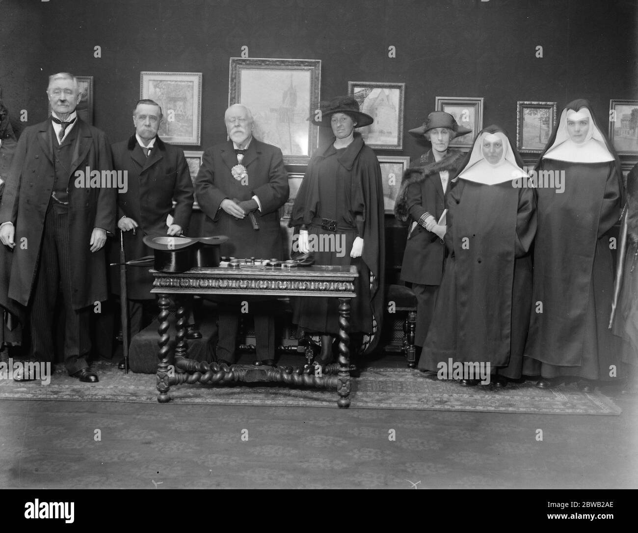 Le Monache di Ypres Reparation Fund una mostra e vendita di immagini in aiuto delle monache di Ypres . I fondi di riparazione si sono tenuti alle Gallerie di Goupil , Regent Street il mercoledì nella foto MR T P o Connor , Visconte Fitzalan , Lord Mayoress e Lady Mayoress , Viscountess Fitzalan e due monache benedettine e Ypres 17 maggio 1922 Foto Stock