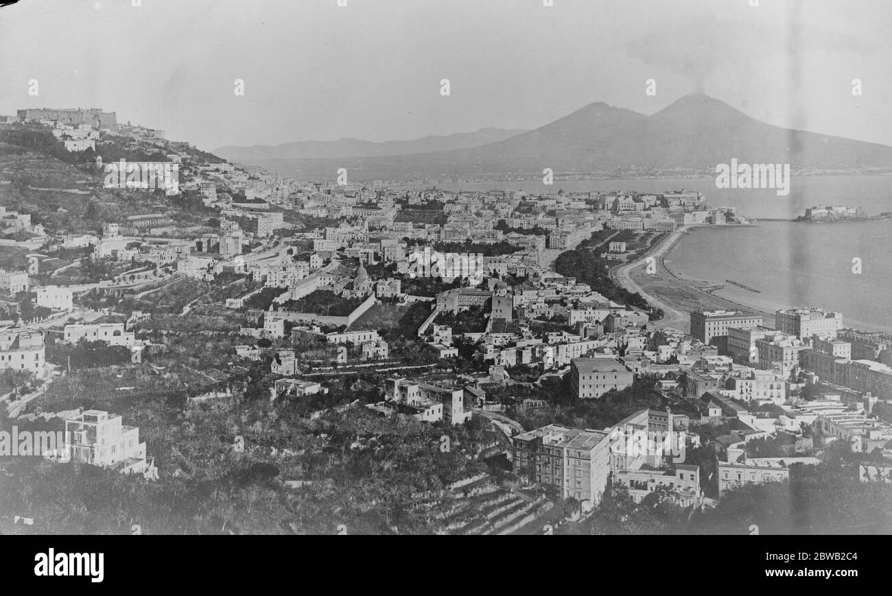 Una vista generale della città di Napoli che mostra il Vesuvio sullo sfondo. 26 ottobre 1922 Foto Stock
