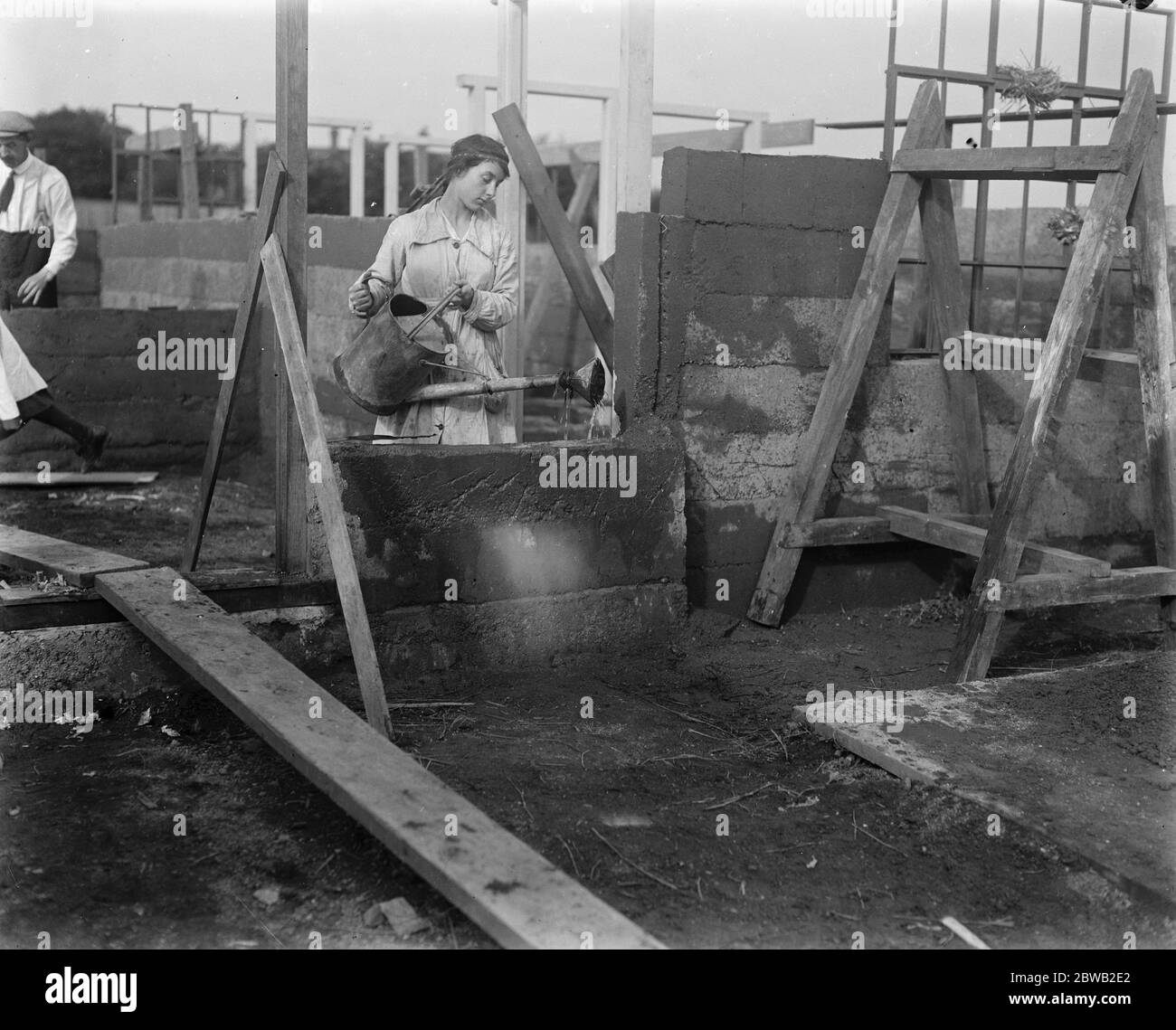 Case di cemento a Harlow , Essex blocchi di cemento in corso di costruzione 16 settembre 1919 Foto Stock