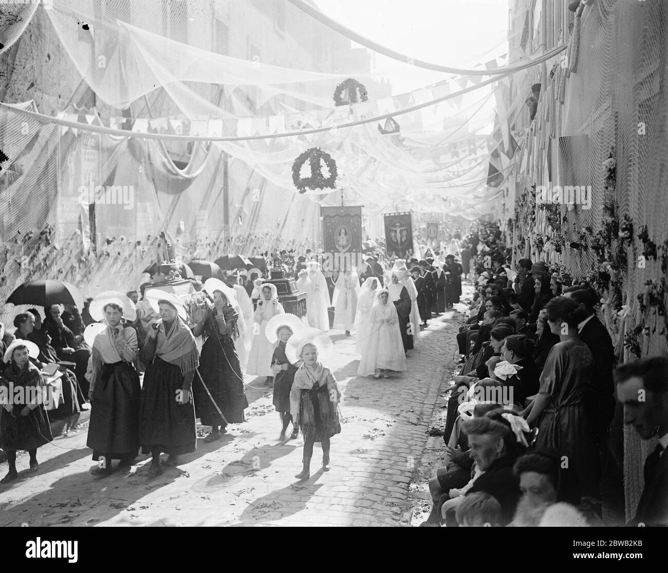 Boulogne Francia , Processione della nostra Signora di Boulogne Processione passando attraverso il distretto dei pescatori 28 agosto 1922 Foto Stock