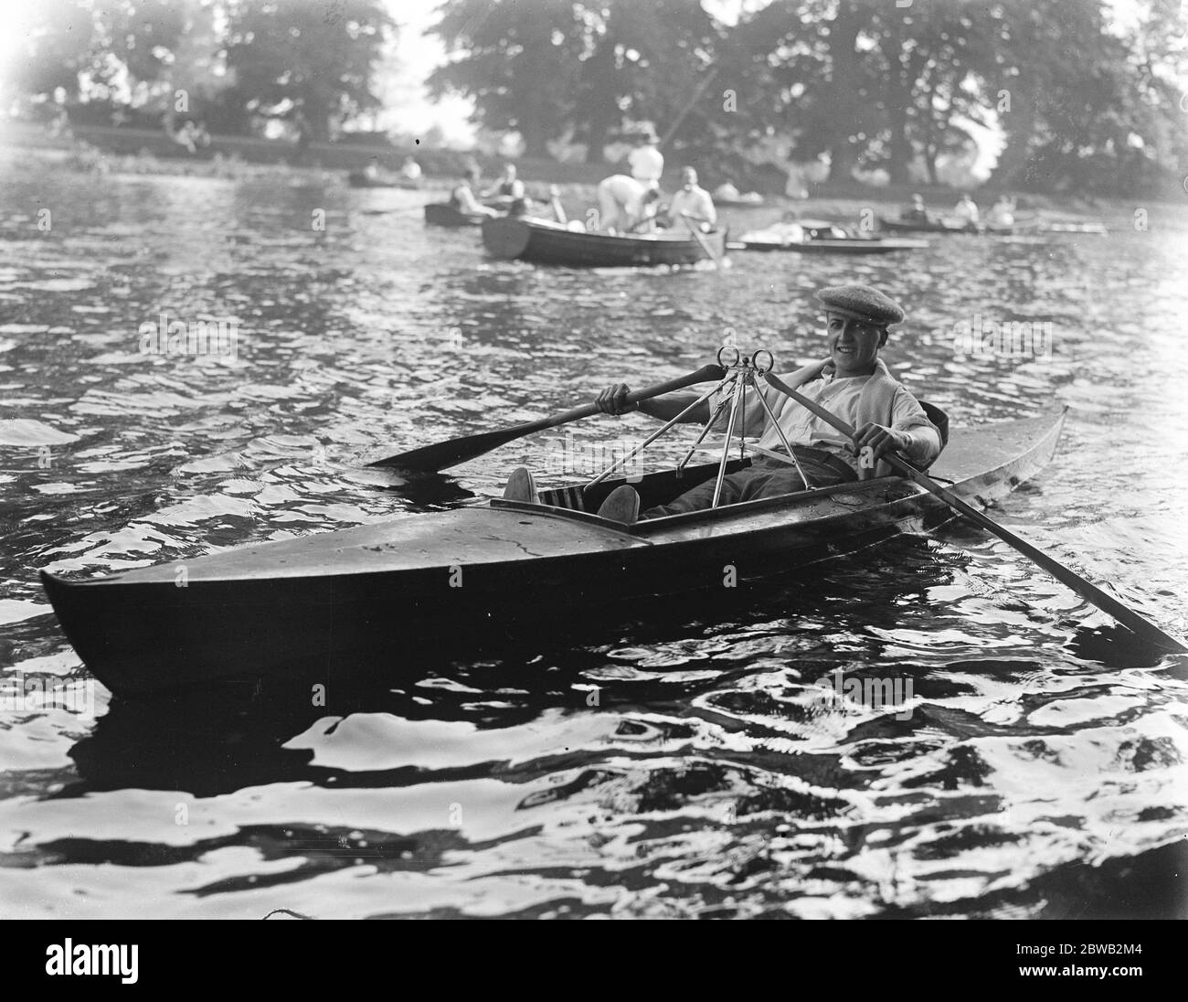 Canoe unica affascina Up River Pleasure Seekers questa canoa notevole ha attratto l'interesse più forte tra i cercatori di piacere di fiume su Sabato . È dotato di quello che viene descritto come una faccia al remi anteriore 27 maggio 1922 Foto Stock