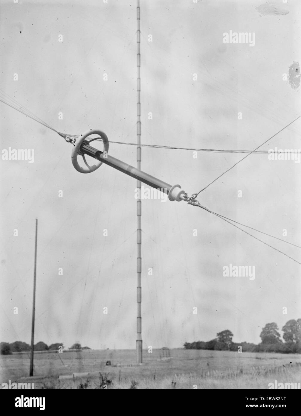 Collegamento dell'Impero con la catena wireless Kellaway il Postmaster generale ha aperto giovedì la prima stazione della catena wireless imperiale a Leafield, vicino Oxford, ecco uno degli enormi isolatori principali 18 agosto 1921 Foto Stock