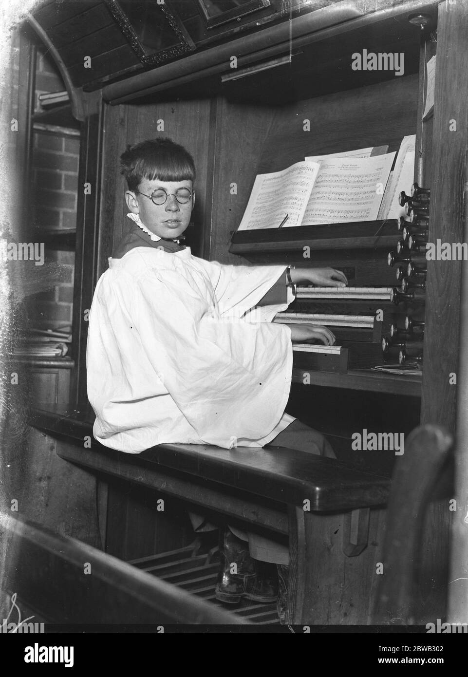 Maestro Ivor Keys presso l' organo della Parrocchiale di Santa Maria, Littlehampton , dove è organista volontario . Ha suonato il pianoforte dall'età di 4 28 aprile 1930 Foto Stock