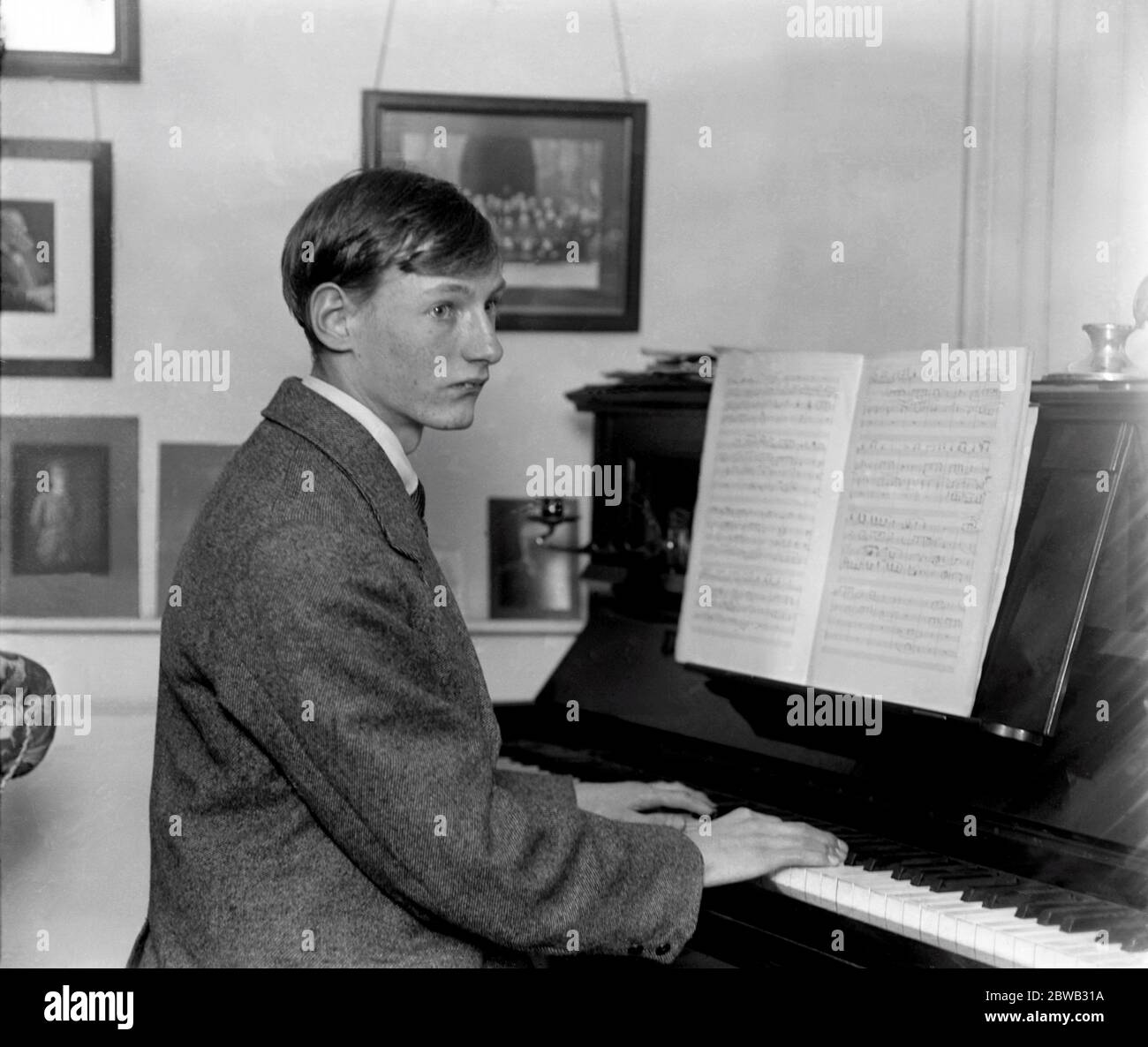 Percy Whitlock , il giovane organista , che è stato eletto Kent Scholar , Royal College of Music . Prima che le gambe fossero abbastanza lunghe da raggiungere i pedali, egli si sostituì per l'organista nella Cattedrale di Rochester . 8 aprile 1920 Foto Stock
