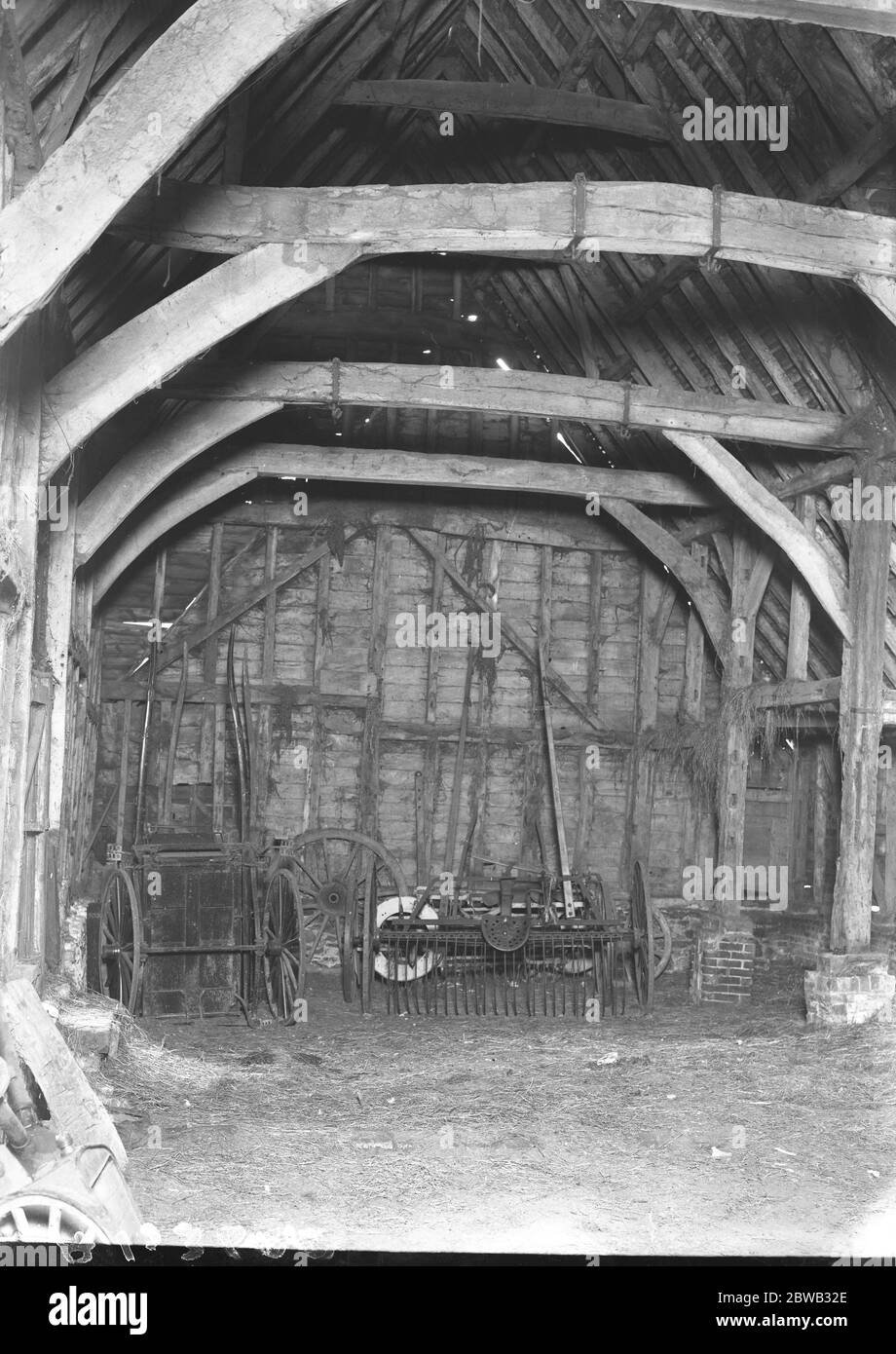 Un vecchio fienile a Stonehhall Farm , Oxted , Surrey , da demolire e i materiali utilizzati in una nuova Chiesa a East Sheen 21 giugno 1927 Foto Stock
