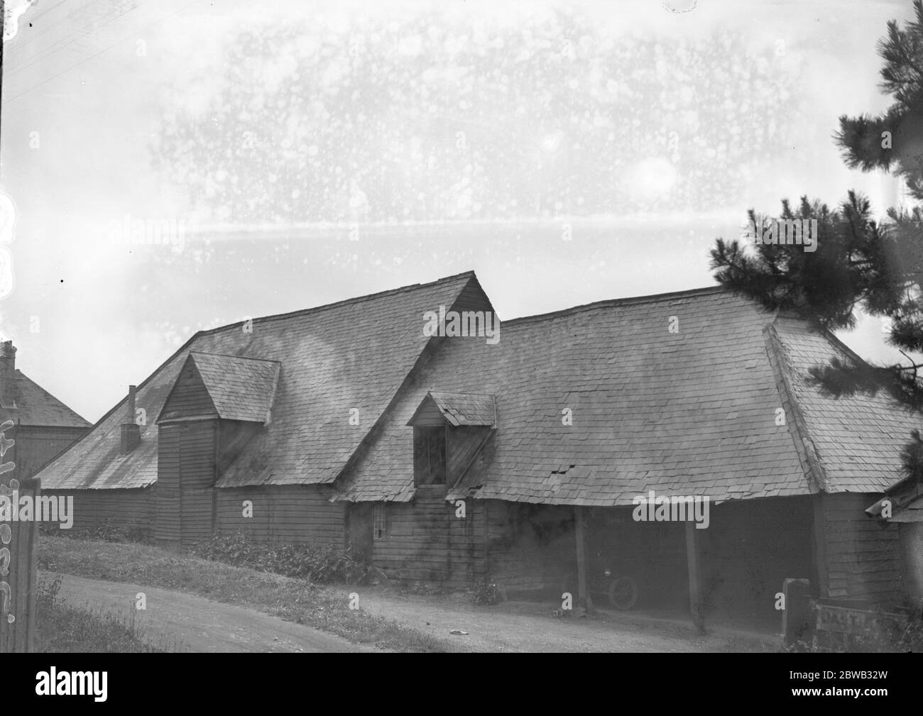 Un vecchio fienile a Stonehall Farm , Oxted , Surrey da demolire e i materiali utilizzati in una nuova Chiesa a East Sheen . 21 giugno 1927 Foto Stock