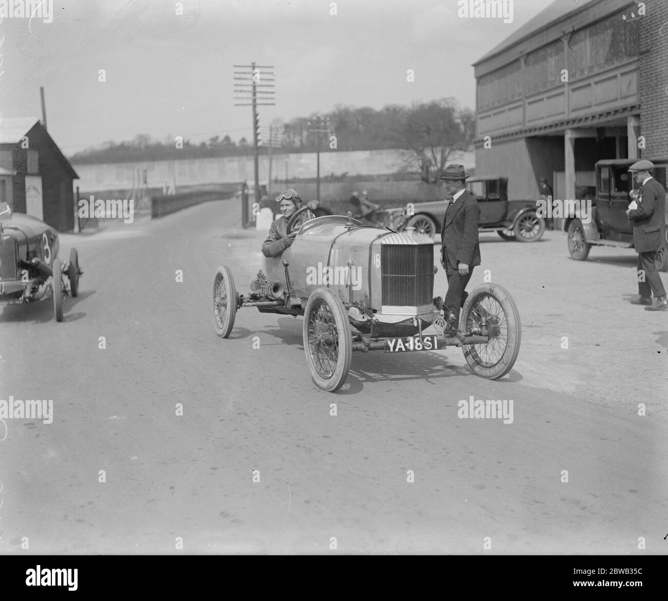 Le Signore corse a motore a Brooklands . Miss Pink , vincitore della gara . 29 aprile 1922 Foto Stock