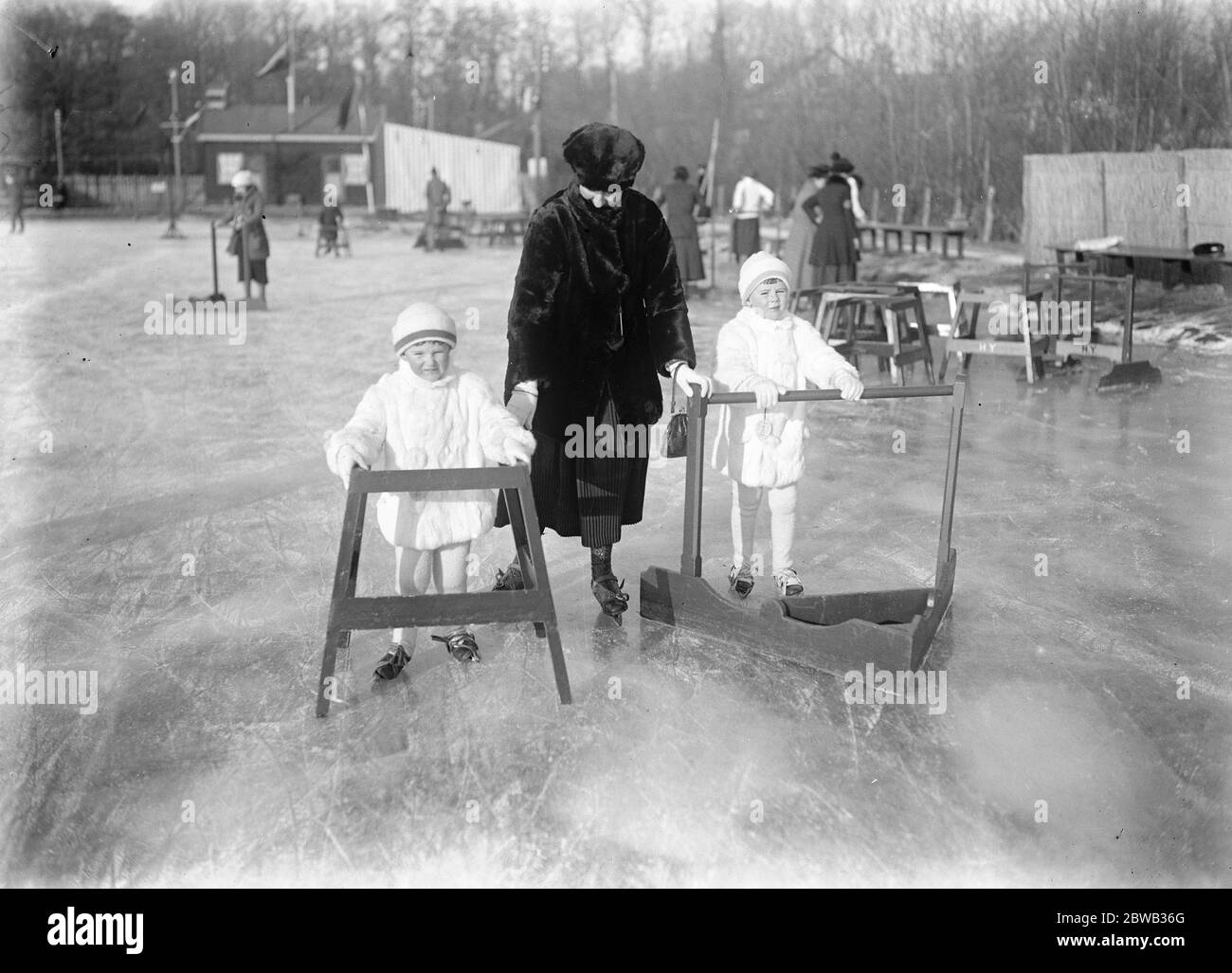 Ultime fotografie da Ice Bound Holland tipi di ingegnosi 'go kart' che sono utilizzati per insegnare ai bambini olandesi a pattinare . Non solo impediscono ai piccoli novizi di cadere, ma salvano l'insegnante di essere abbattuto anche il 4 dicembre 1921 Foto Stock