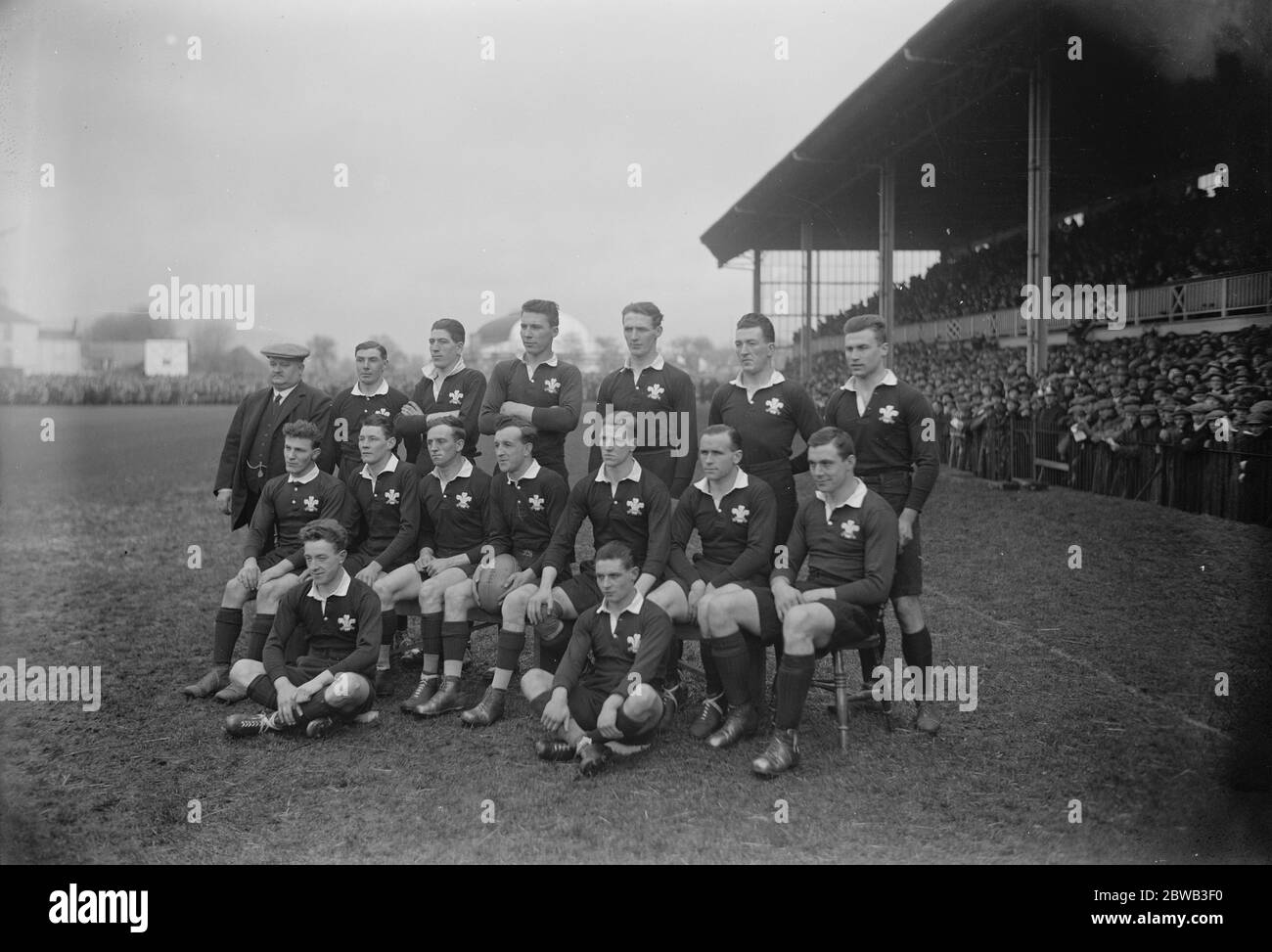 Cinque Nazioni - Swansea, 19 gennaio 1924 Galles 9 - 17 Inghilterra Galles Team no Order Joe Rees (c) , W Melbourne Thomas , Arthur Cornish , Hunt Davies , Codger Johnson , Albert Owen , Edward Watkins , Tom Jones , Charlie Pugh , Glyn Morris , Ivor Thomas , Andy Evans , Steve Morris , William Ould e Ivor Jones 19 gennaio 1924 Foto Stock