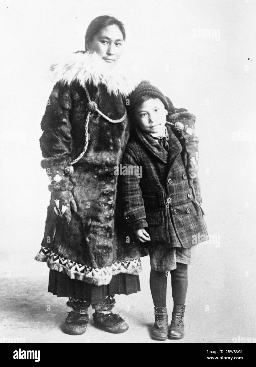 Unico sopravvissuto alla tragedia dell'isola di Wrangel . ADA Blackjack , Eskimo Seamstress , e suo figlio , che la accolse a Seattle , dopo essere stata salvata da Harold noice , capo di una spedizione di soccorso inviata nell' Artico . 17 novembre 1923 Foto Stock