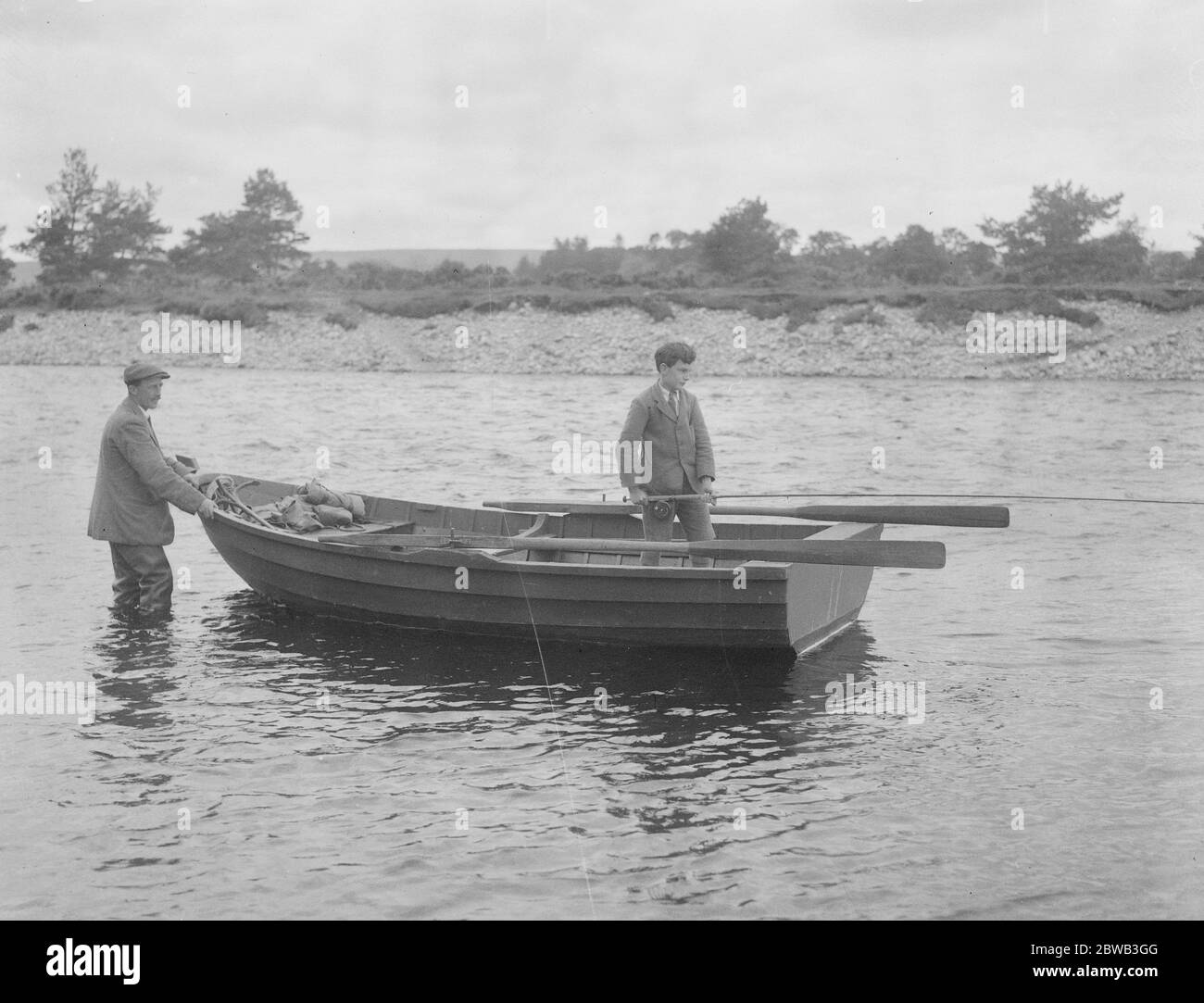 Duca di Richmond pesca al salmone in Scozia il Maestro Sandy Gordon Lennox , figlio maggiore di Lady Bernard Gordon Lennox e nipote del Duca di Richmond 26 agosto 1922 Foto Stock