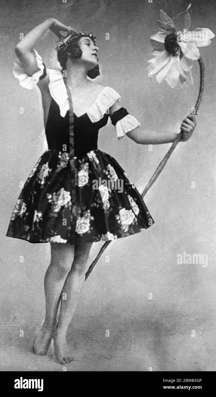 La nipote di Puccini a Danza in Inghilterra Signora Victoria Capiello , nipote di Puccini , che comparir a Londra in una serie di danze che illustrano vecchie canzoni folk italiane 15 giugno 1923 Foto Stock