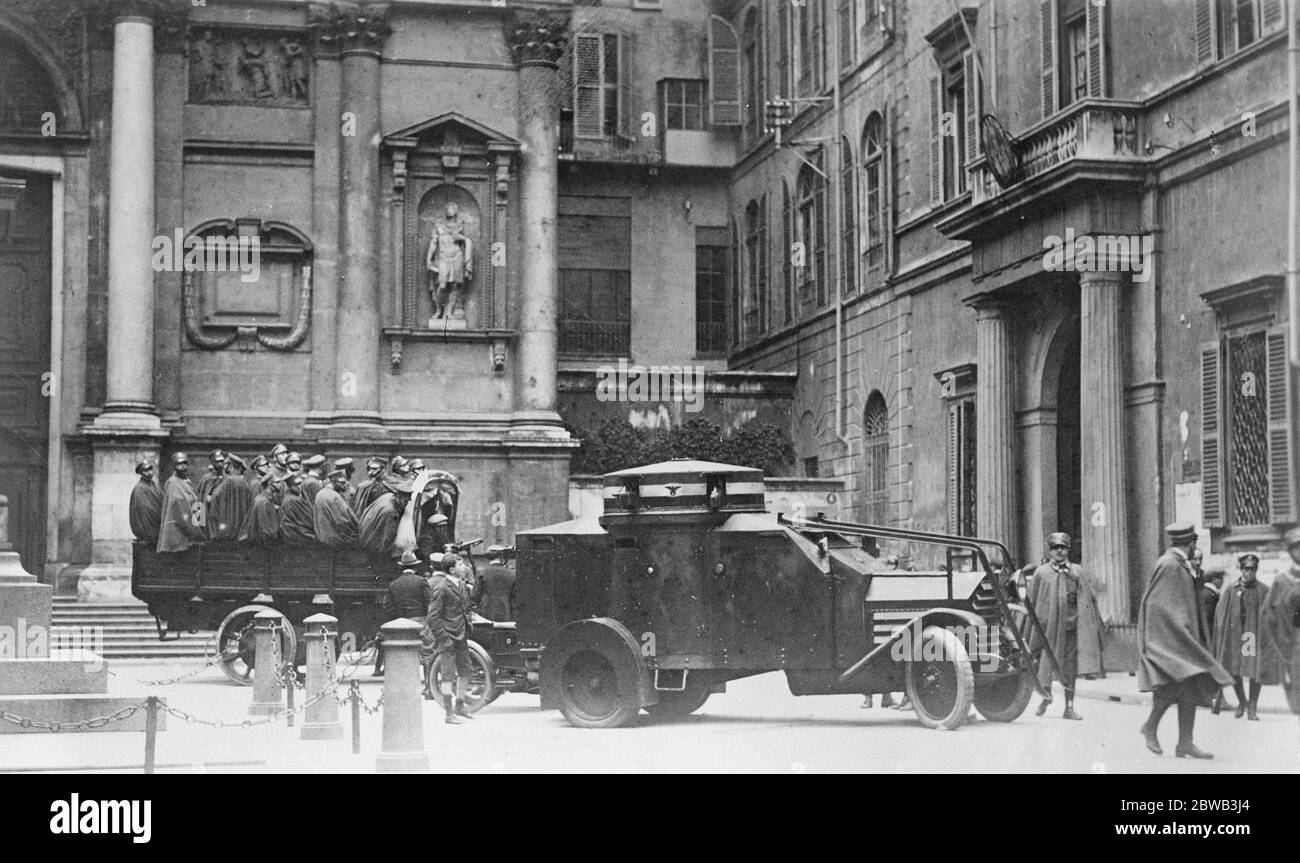 Lo sconvolgimento dei fascisti . Truppe governative che arrivano al Tesoro , Milano durante lo sconvolgimento dei Fascisti . 2 novembre 1922 Foto Stock