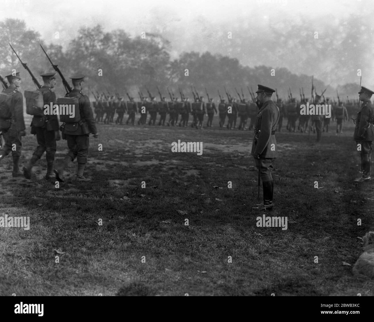 Il Re ispeziona il battaglione della casa ad Hyde Park . 3 novembre 1916 Foto Stock