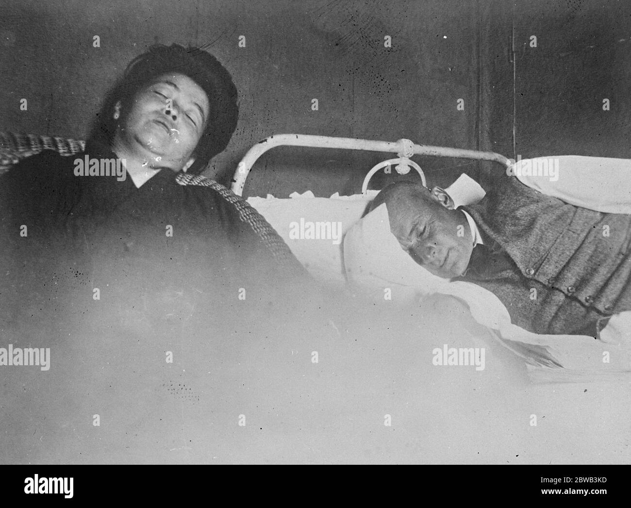 Un problema di dope in Oriente UN uomo cinese e la sua moglie giapponese in Opium sonno , Shanghai , Cina 1920 Foto Stock
