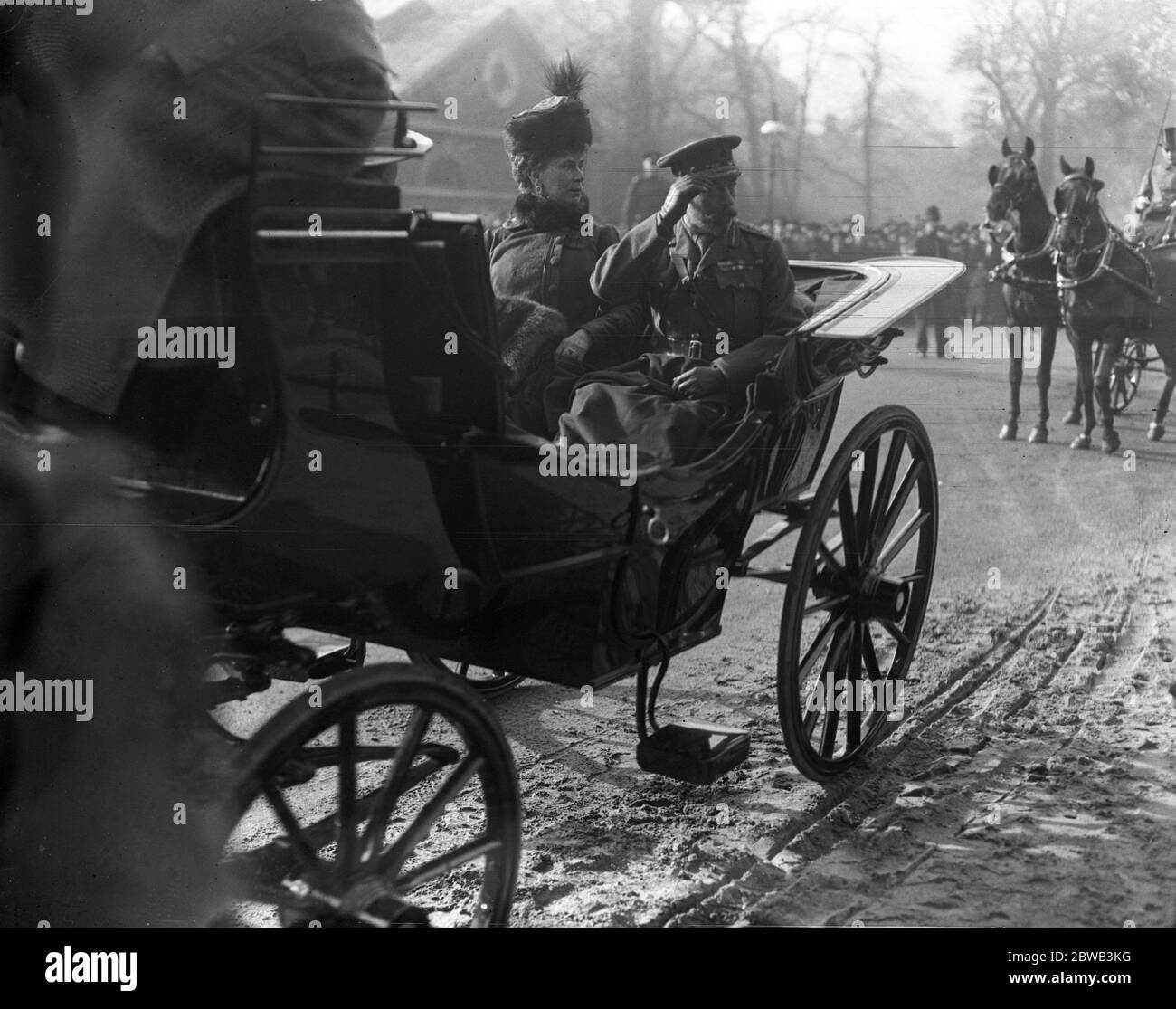 Il Re con la Regina Maria saluta dal loro trasporto dopo aver ispezionato il battaglione della Casa ad Hyde Park , Londra . 3 novembre 1916 Foto Stock