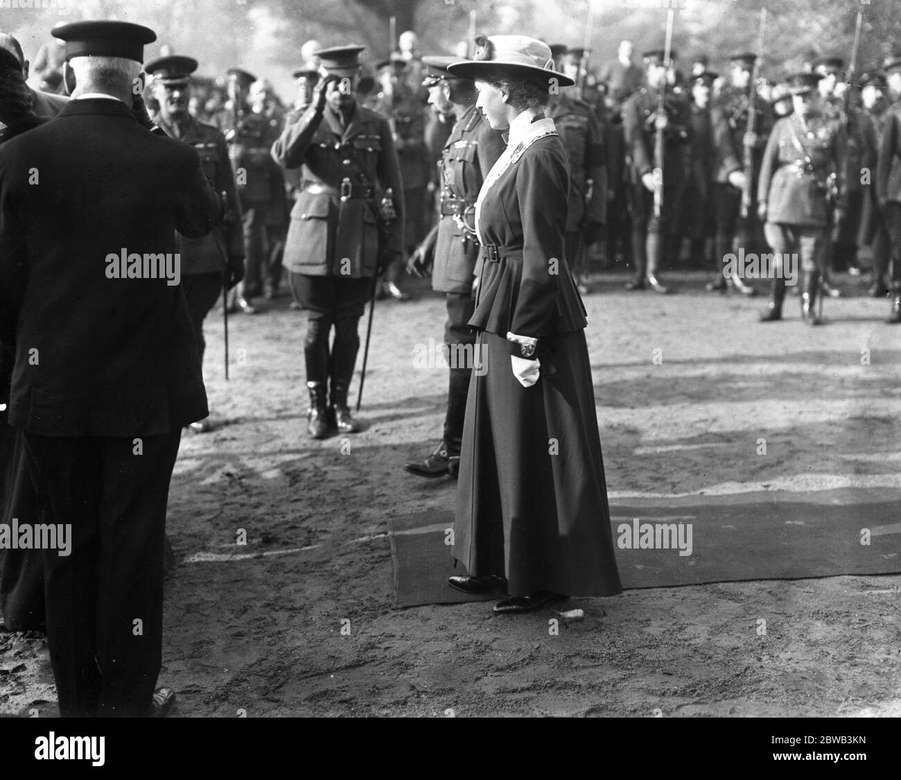 Il Re ispeziona il Battaglione della casa con la Principessa Mary a Hyde Park . 3 novembre 1916 Foto Stock