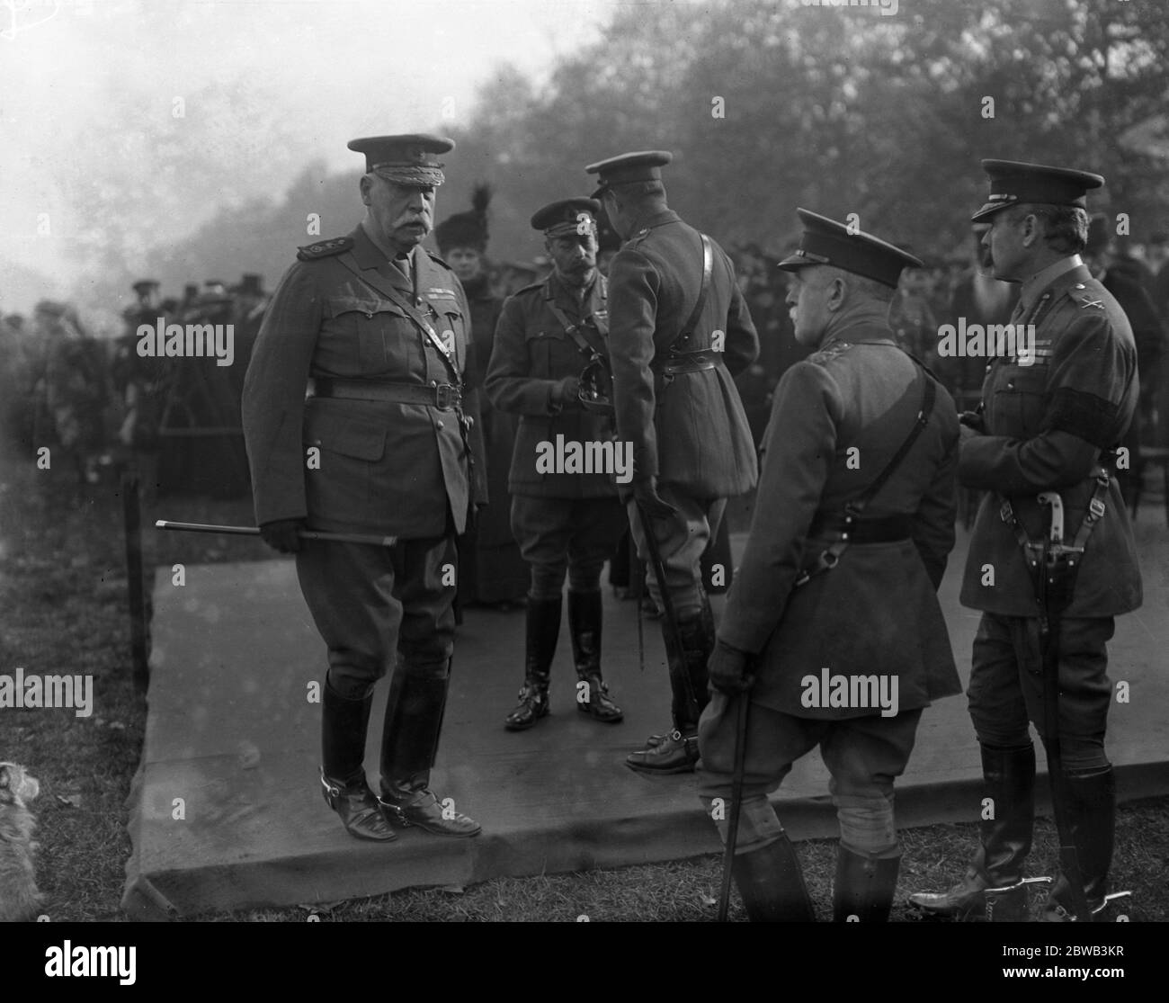 Il re parla con i suoi generali e ufficiali durante l'ispezione del battaglione della casa a Hyde Park , Londra . 3 novembre 1916 Foto Stock