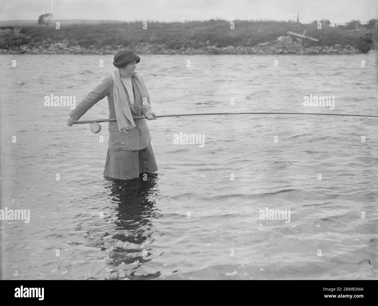 Duca di Richmond pesca al salmone in Scozia Lady Bernard Gordon Lennox , figlia del duca di Richmond 26 agosto 1922 Foto Stock