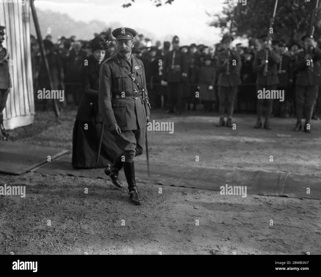 Il Re ispeziona il battaglione della casa ad Hyde Park . 3 novembre 1916 Foto Stock