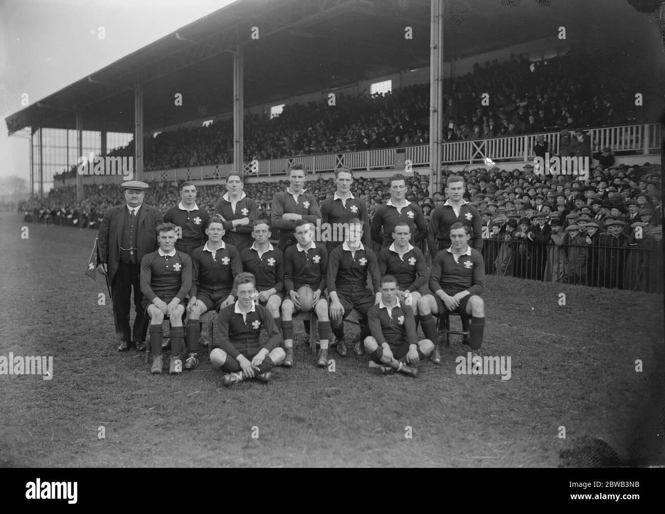 Cinque Nazioni - Swansea, 19 gennaio 1924 Galles 9 - 17 Inghilterra Galles Team no Order Joe Rees (c) , W Melbourne Thomas , Arthur Cornish , Hunt Davies , Codger Johnson , Albert Owen , Edward Watkins , Tom Jones , Charlie Pugh , Glyn Morris , Ivor Thomas , Andy Evans , Steve Morris , William Ould e Ivor Jones 19 gennaio 1924 Foto Stock