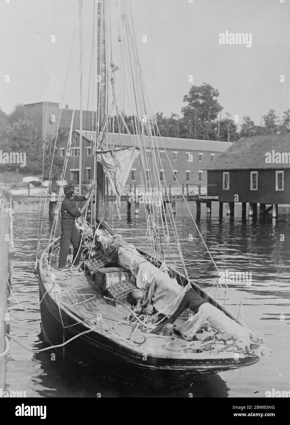 Traversata dell'Atlantico in barca di 30 piedi. Alain J Gerbault , il giocatore francese di tennis internazionale , a New York dopo aver attraversato il singolo Atlantico ha consegnato il suo trincia da corsa di 30 piedi in 142 giorni , creando così un record per il viaggio in piccole imbarcazioni . 27 settembre 1923 Foto Stock