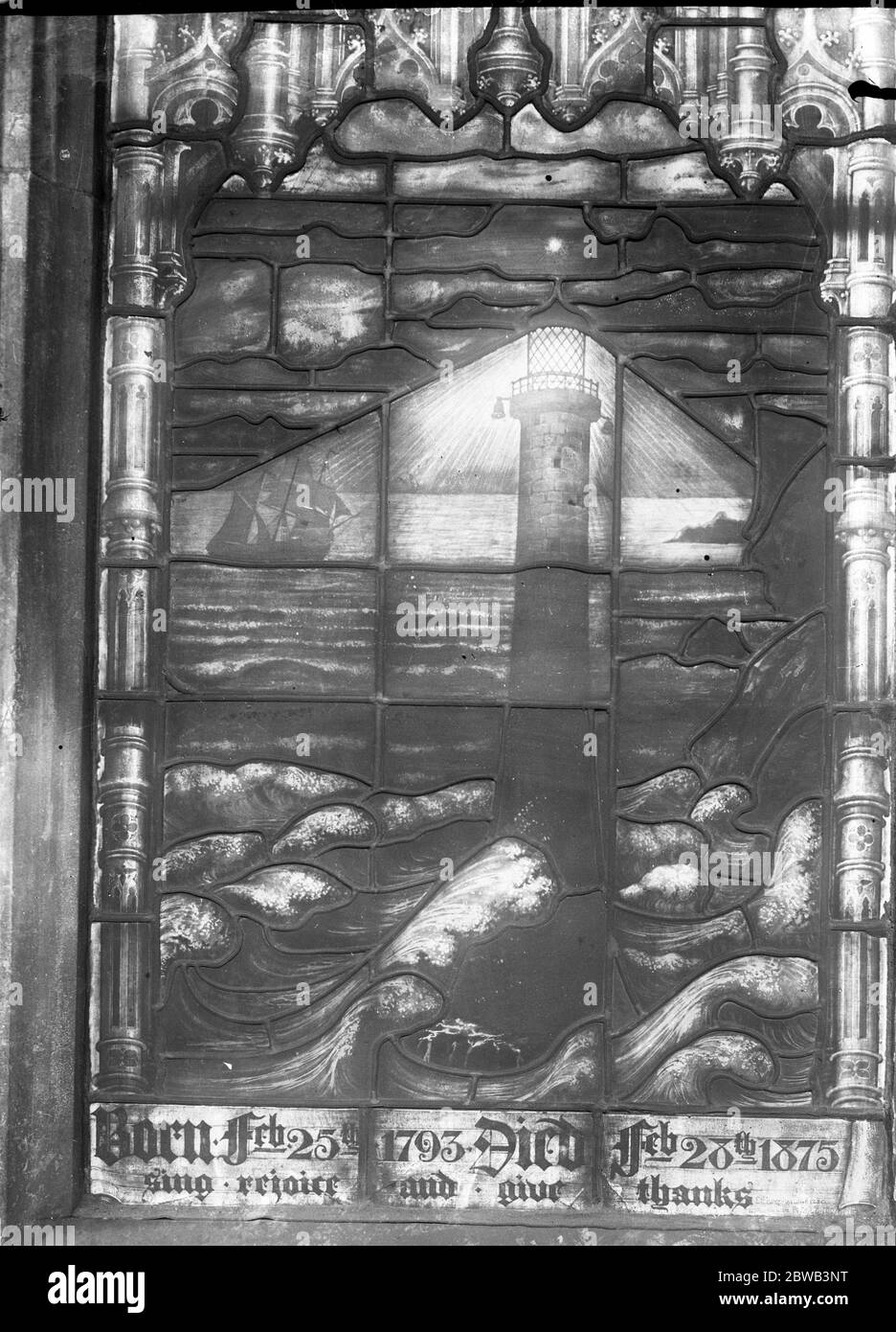 Soggetti insoliti della finestra in vetro colorato . Il motore a vapore e il faro di Gurney formano soggetti per vetrate colorate presso la chiesa di St Margarets , Westminster . Foto Stock