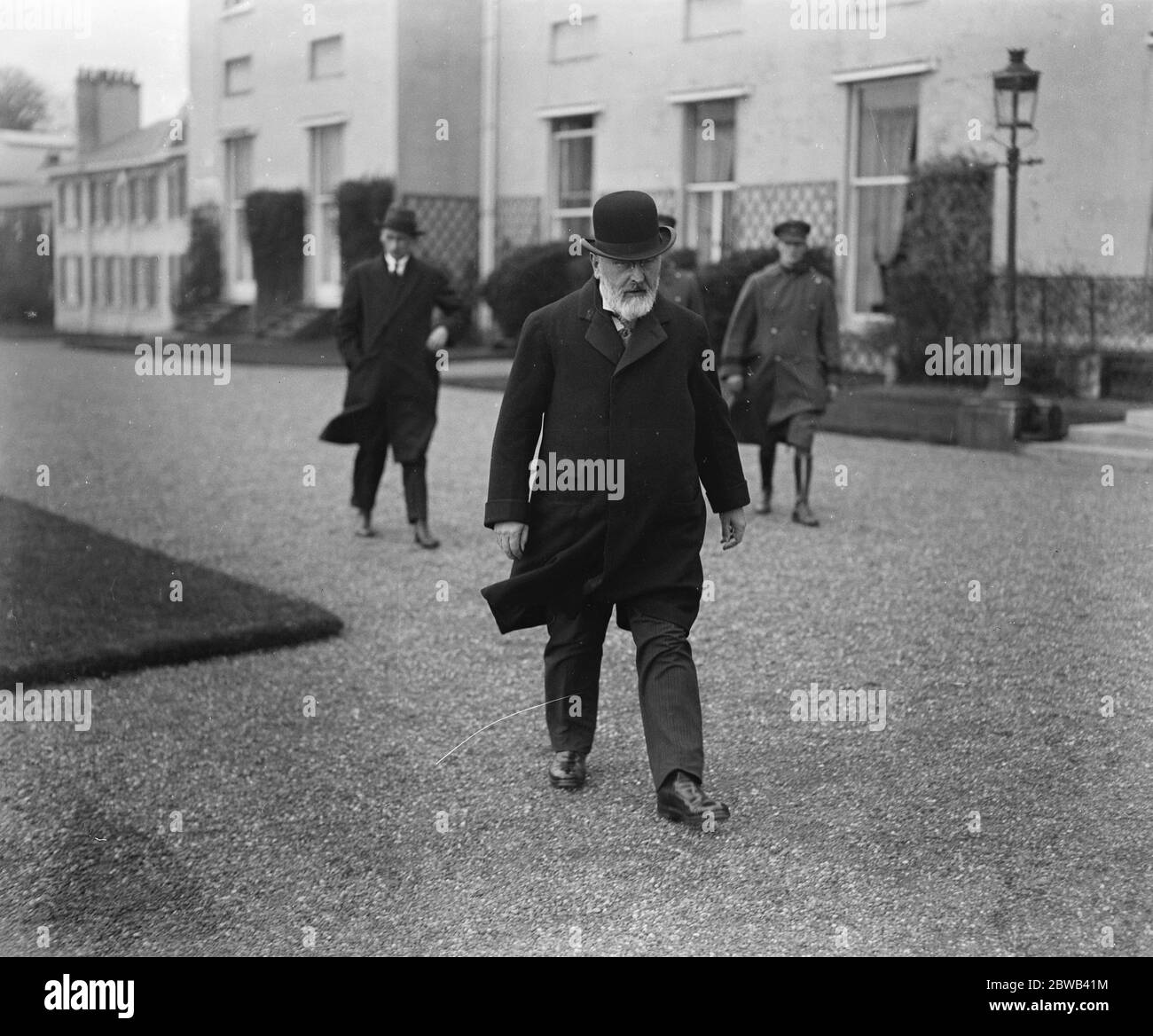 Il primo discorso del Governatore Generale irlandese ad entrambe le case a Dublino, il signor T M Healy, KC, fuori dalla Camera del Senato. Vice Regal Lodge 13 Dicembre 1922 Timothy Michael Healy, KC ( 17 Maggio 1855 - 26 Marzo 1931 ) Foto Stock